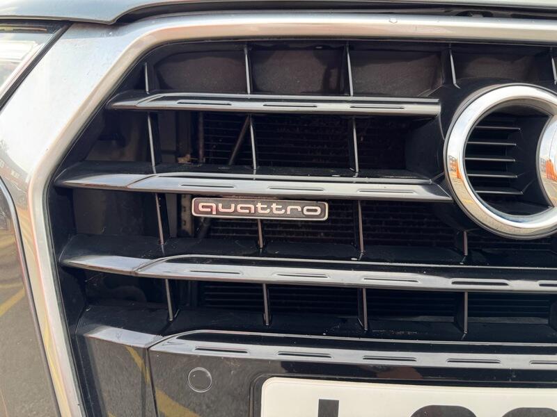 Audi Q3 view 12