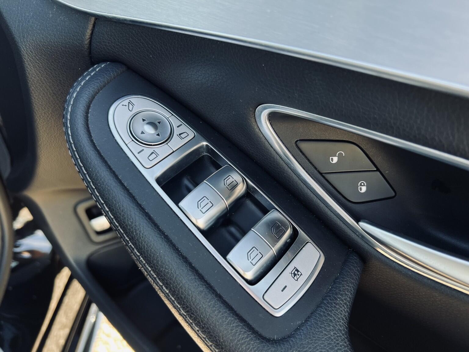 Mercedes-Benz C-Class view 32
