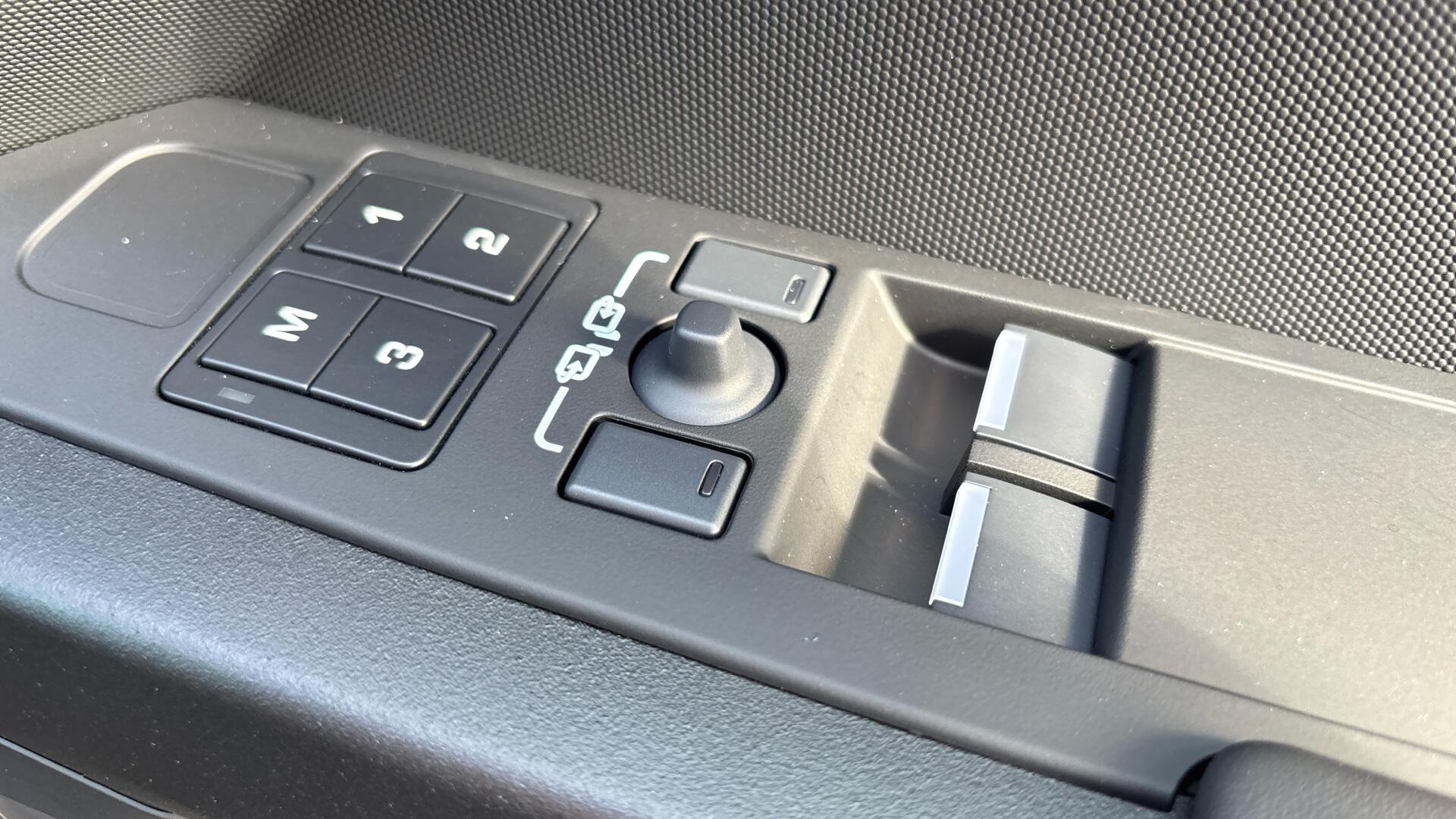 Land Rover Defender view 31