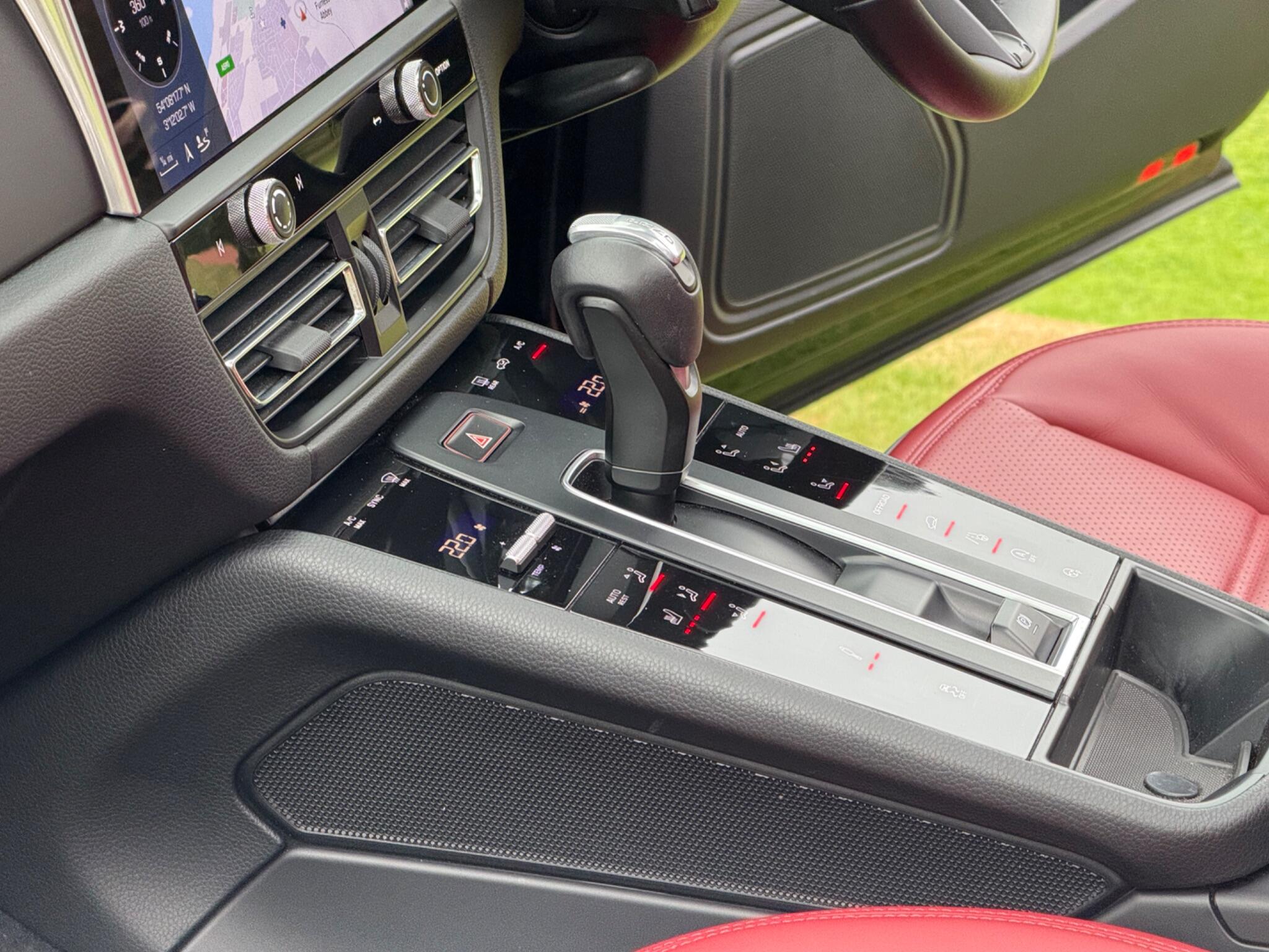 Porsche Macan view 15