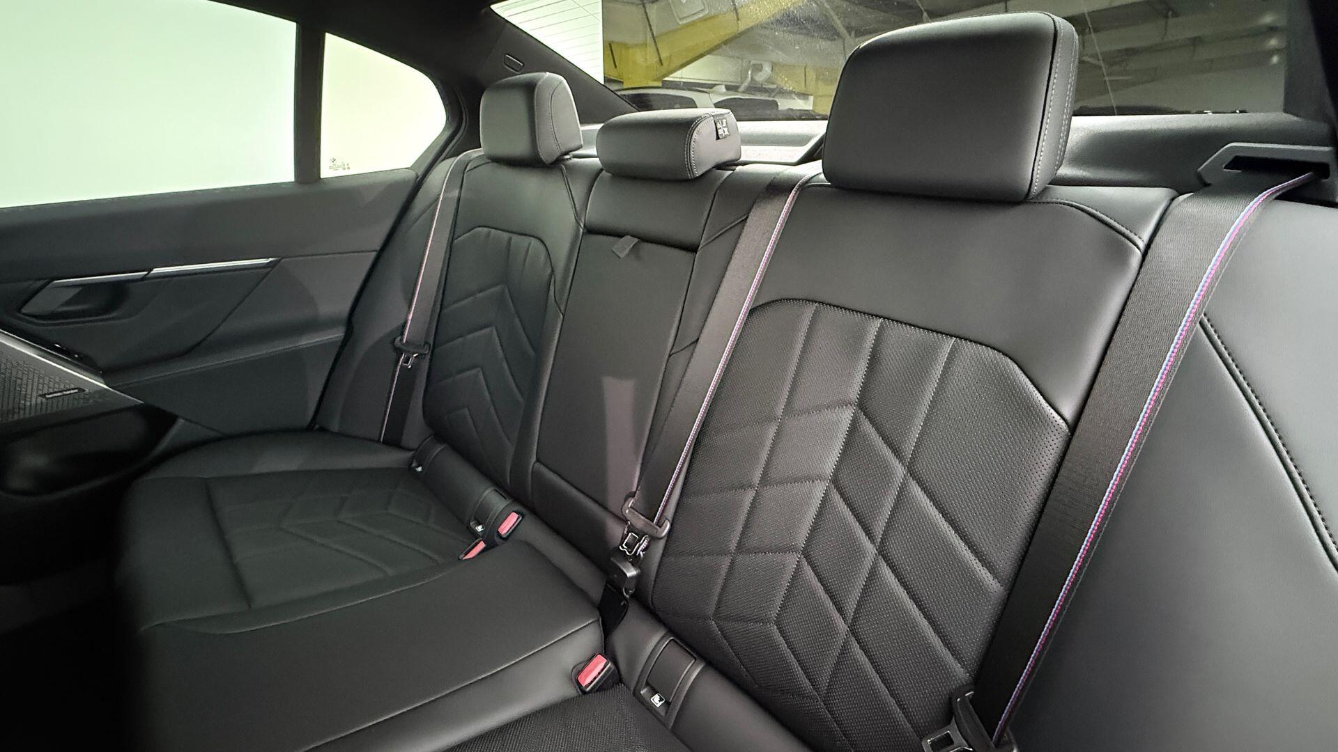BMW 5 Series view 12