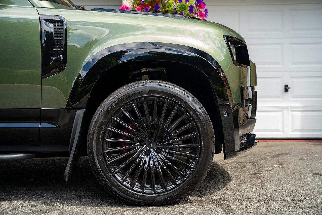 Land Rover Defender view 4