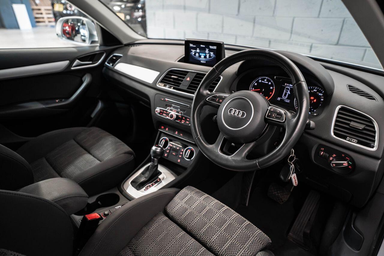 Audi Q3 view 11