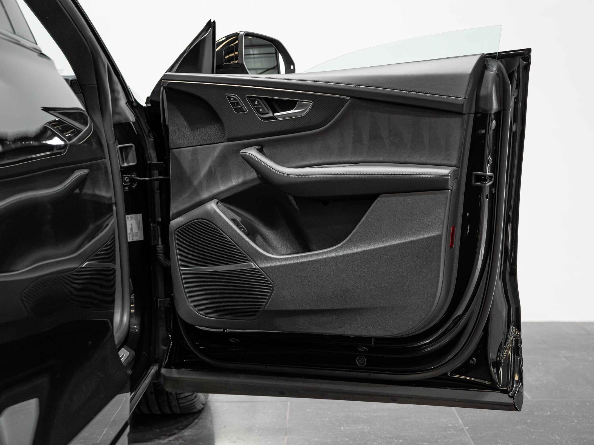 Audi SQ8 view 24