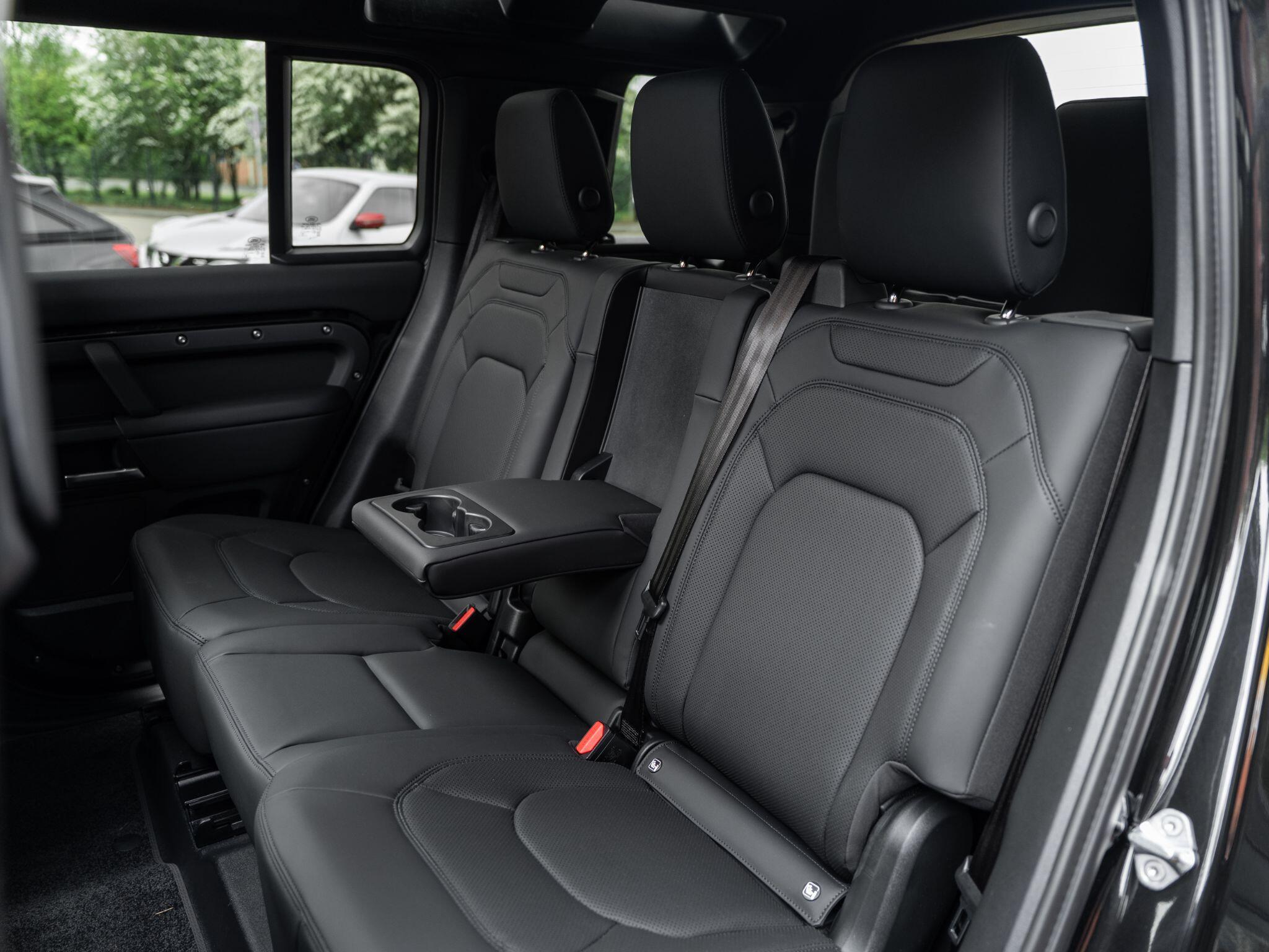 Land Rover Defender 110 view 49