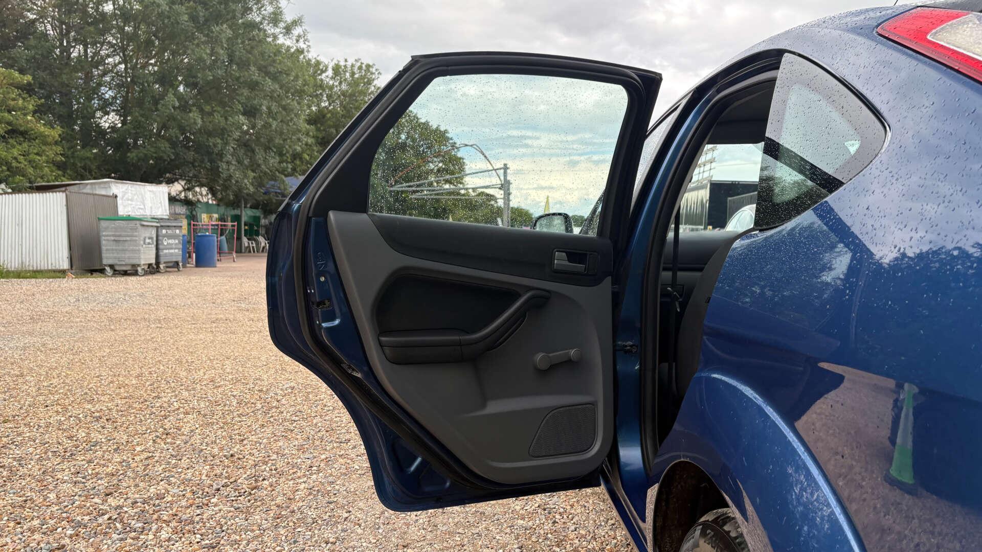 Ford Focus view 24