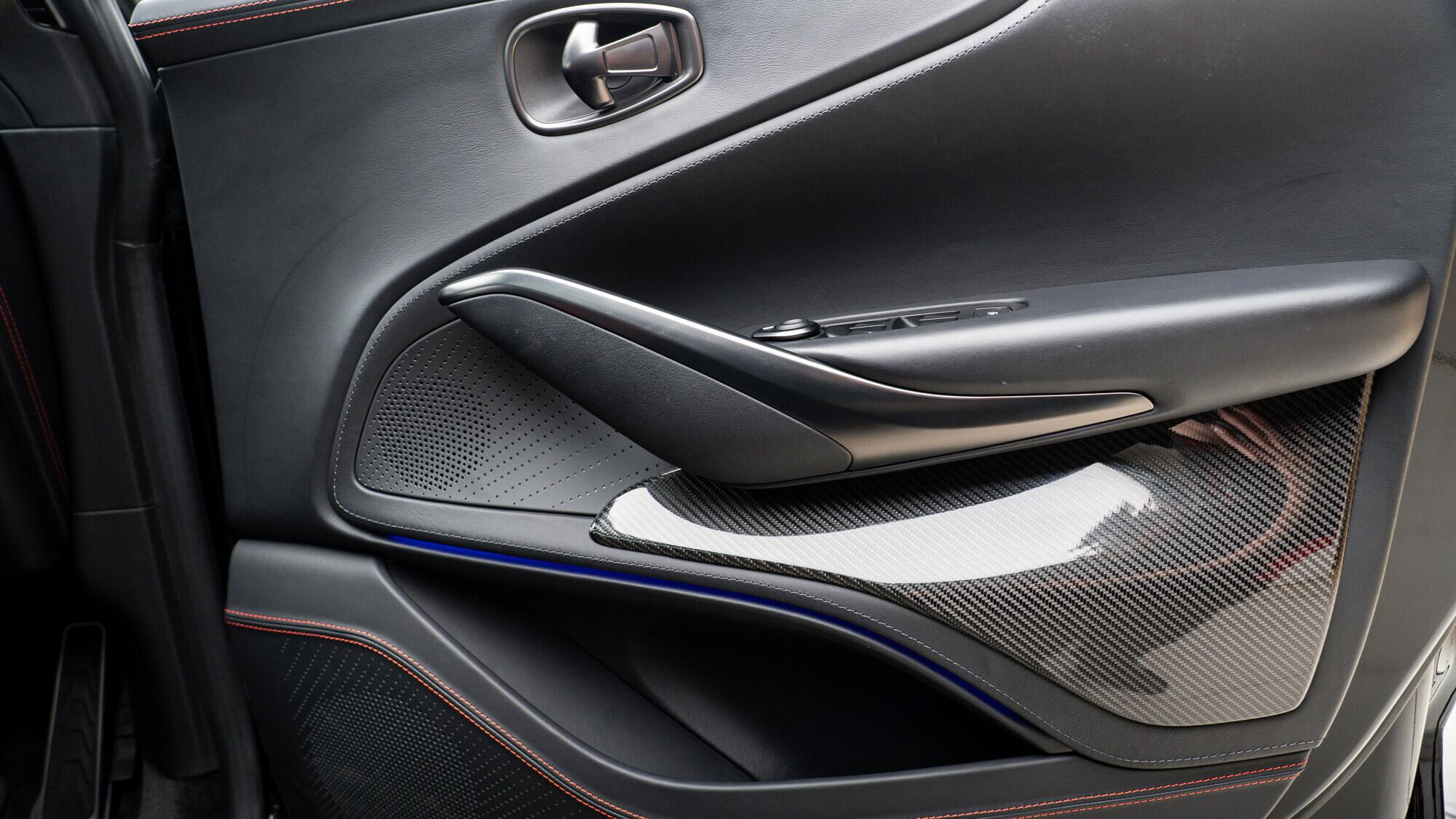 Aston Martin DBX view 44