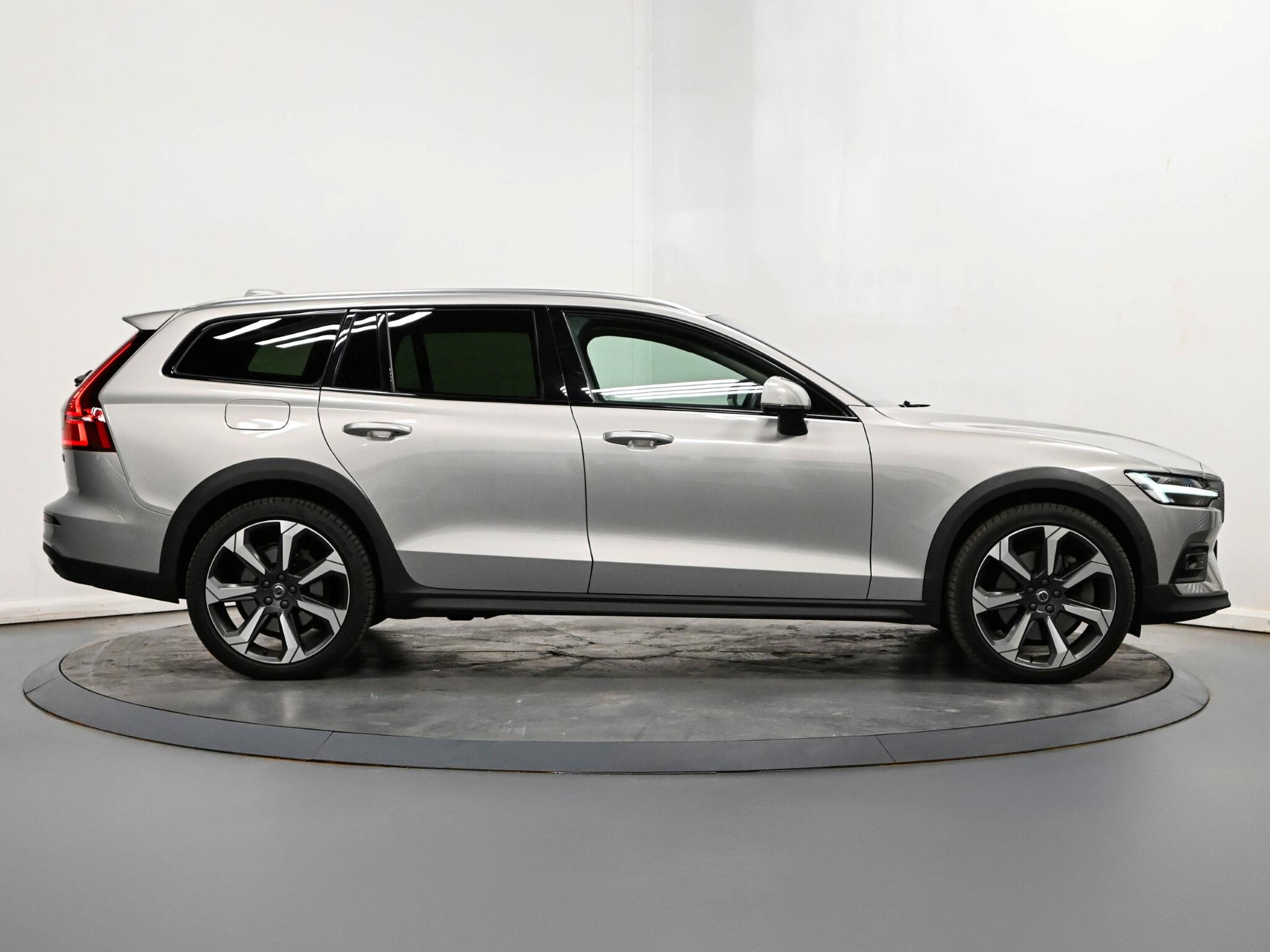 Volvo V60 Cross Country view 8