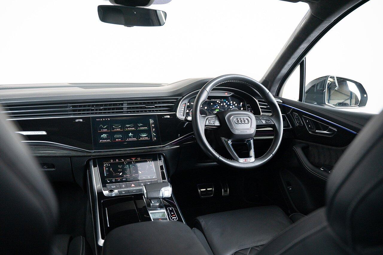 Audi Q7 view 26