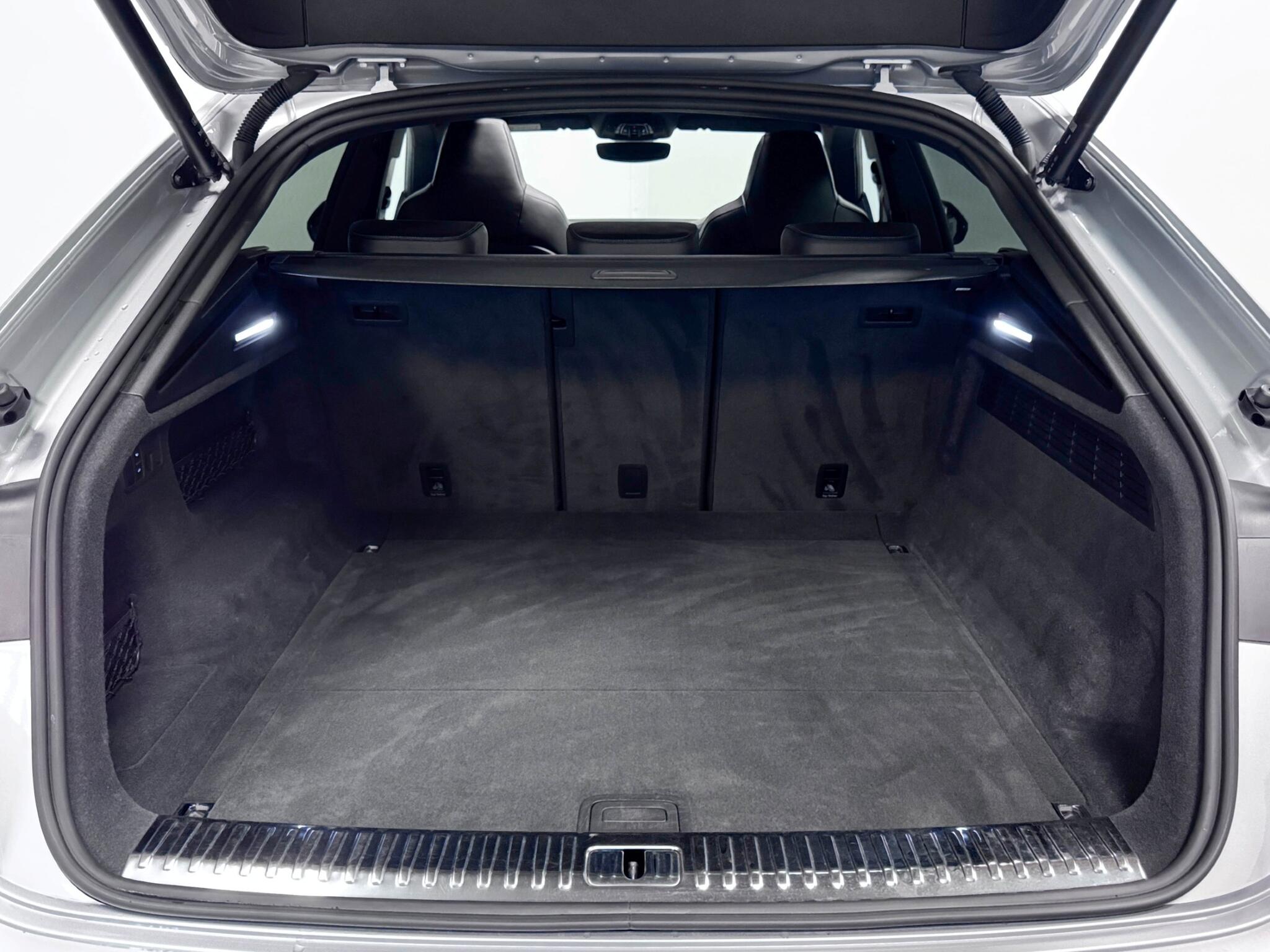 Audi SQ8 view 7