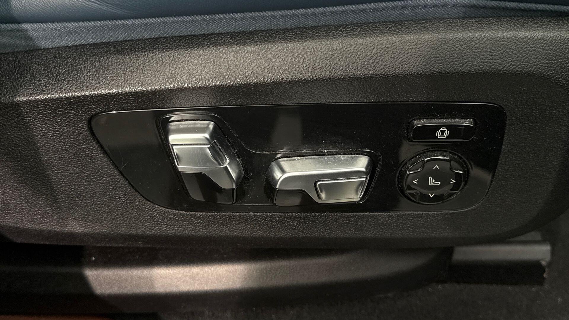 BMW XM view 34