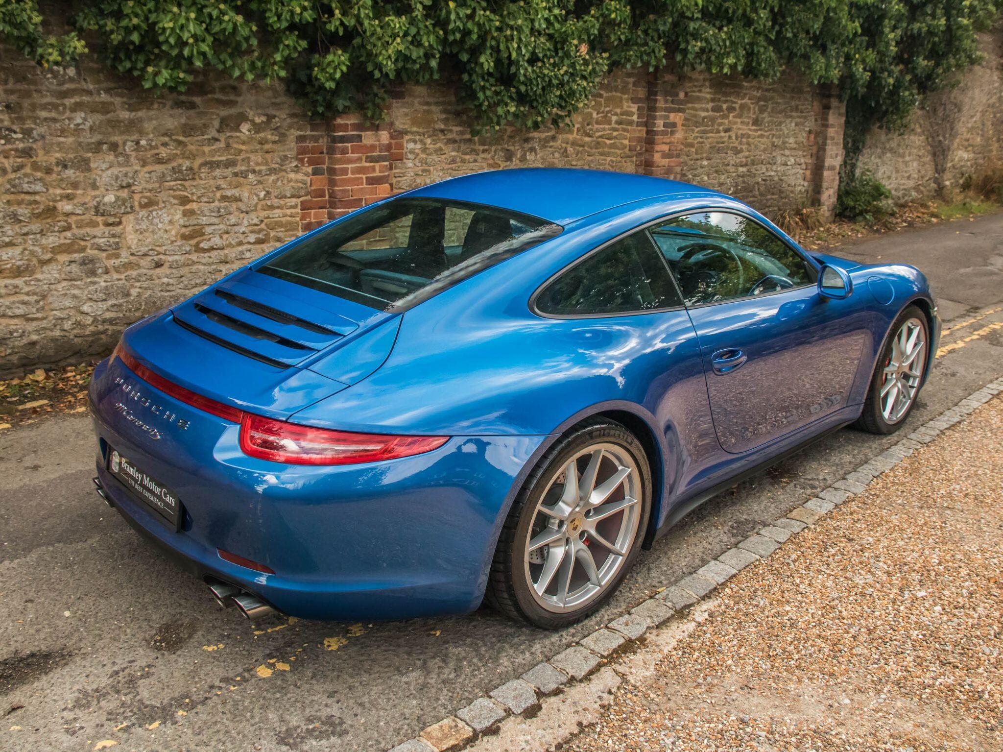 Porsche 911 view 13