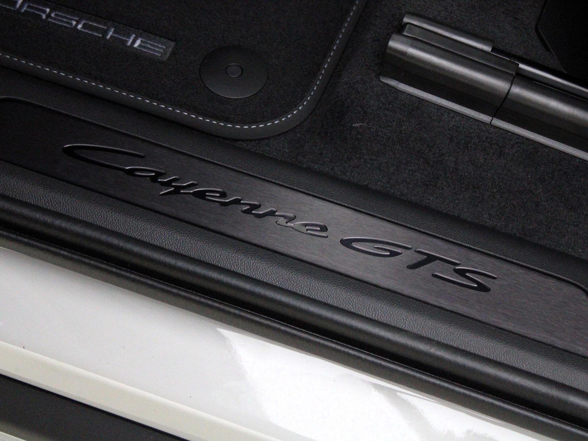 Porsche Cayenne view 30