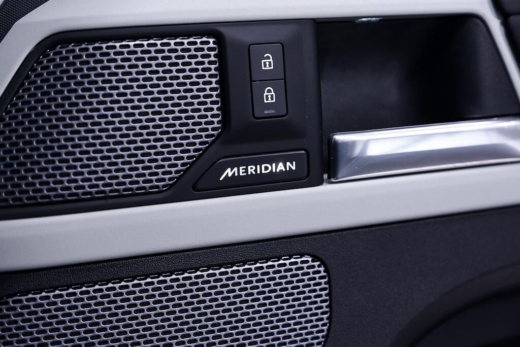 Land Rover Defender view 26