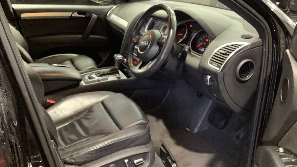 Audi Q7 view 3