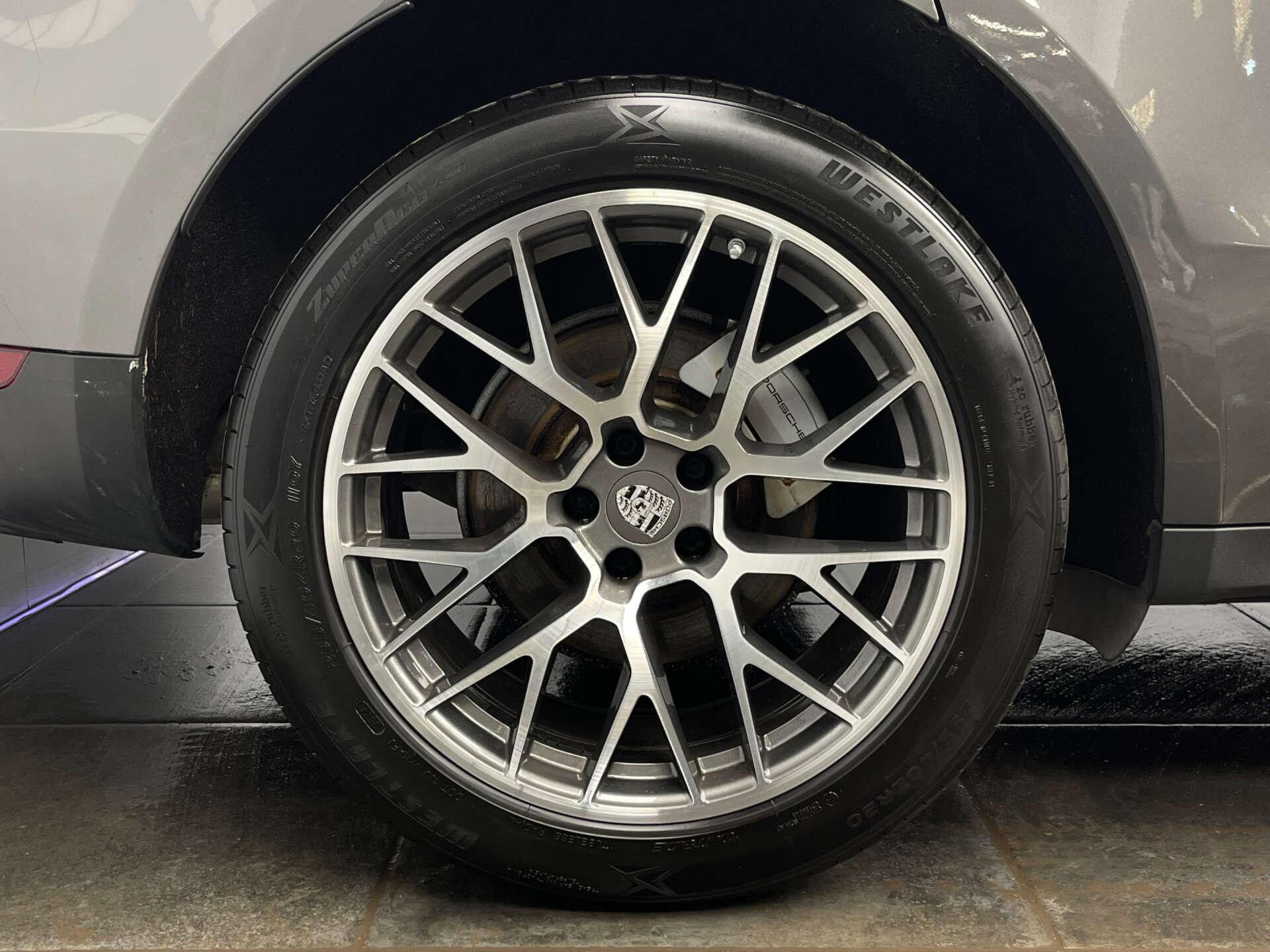 Porsche Macan view 8