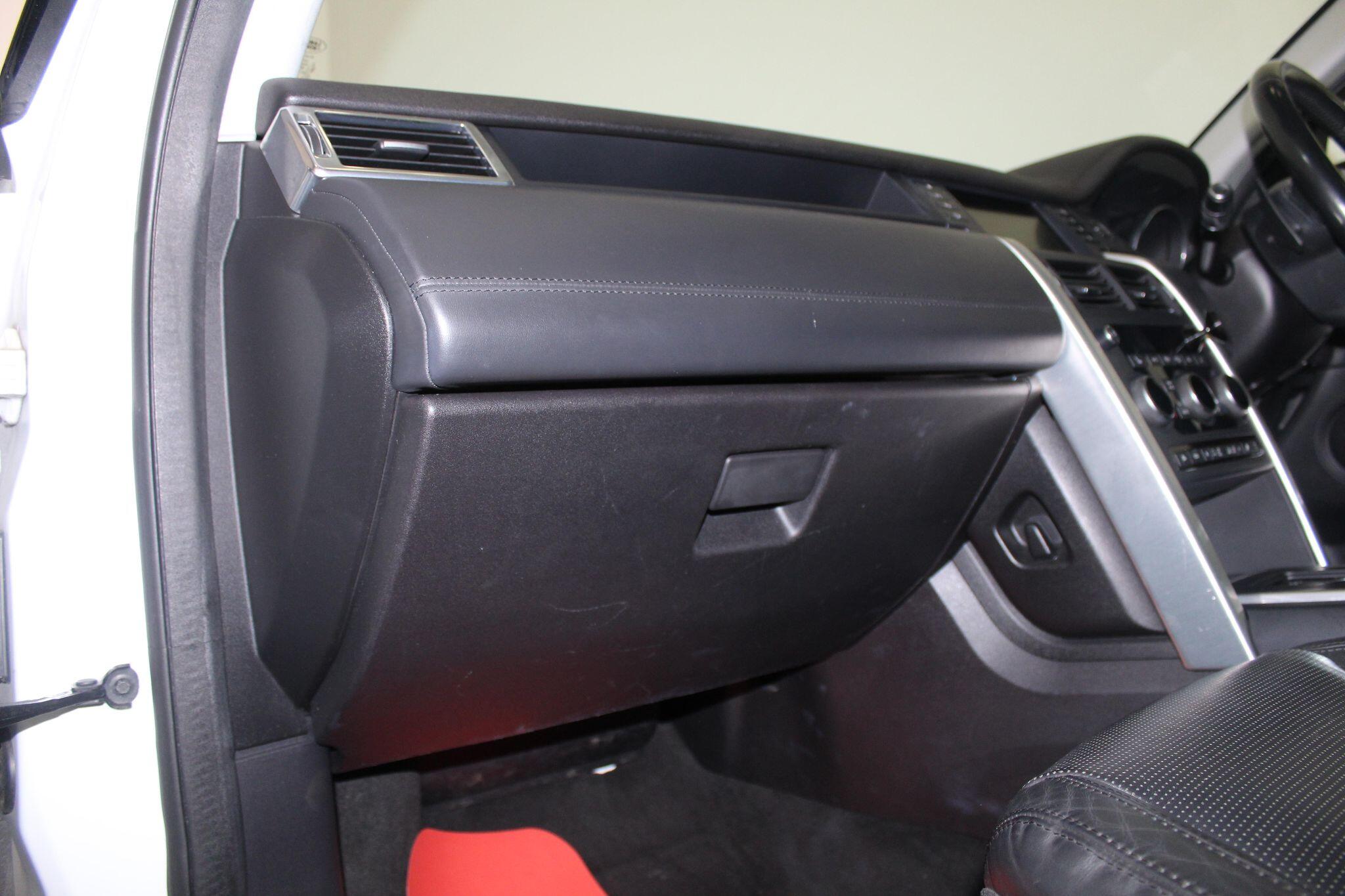 Land Rover Discovery Sport view 32