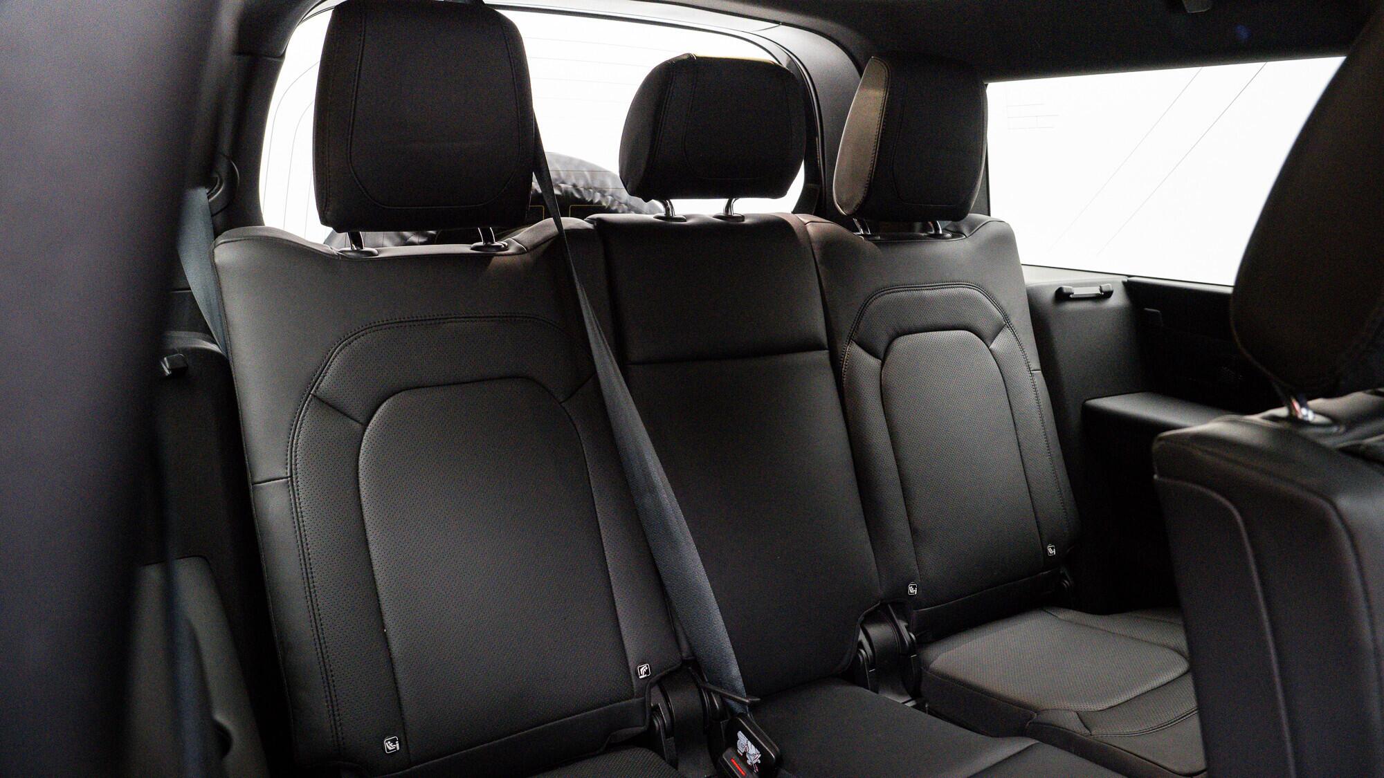 Land Rover Defender view 6