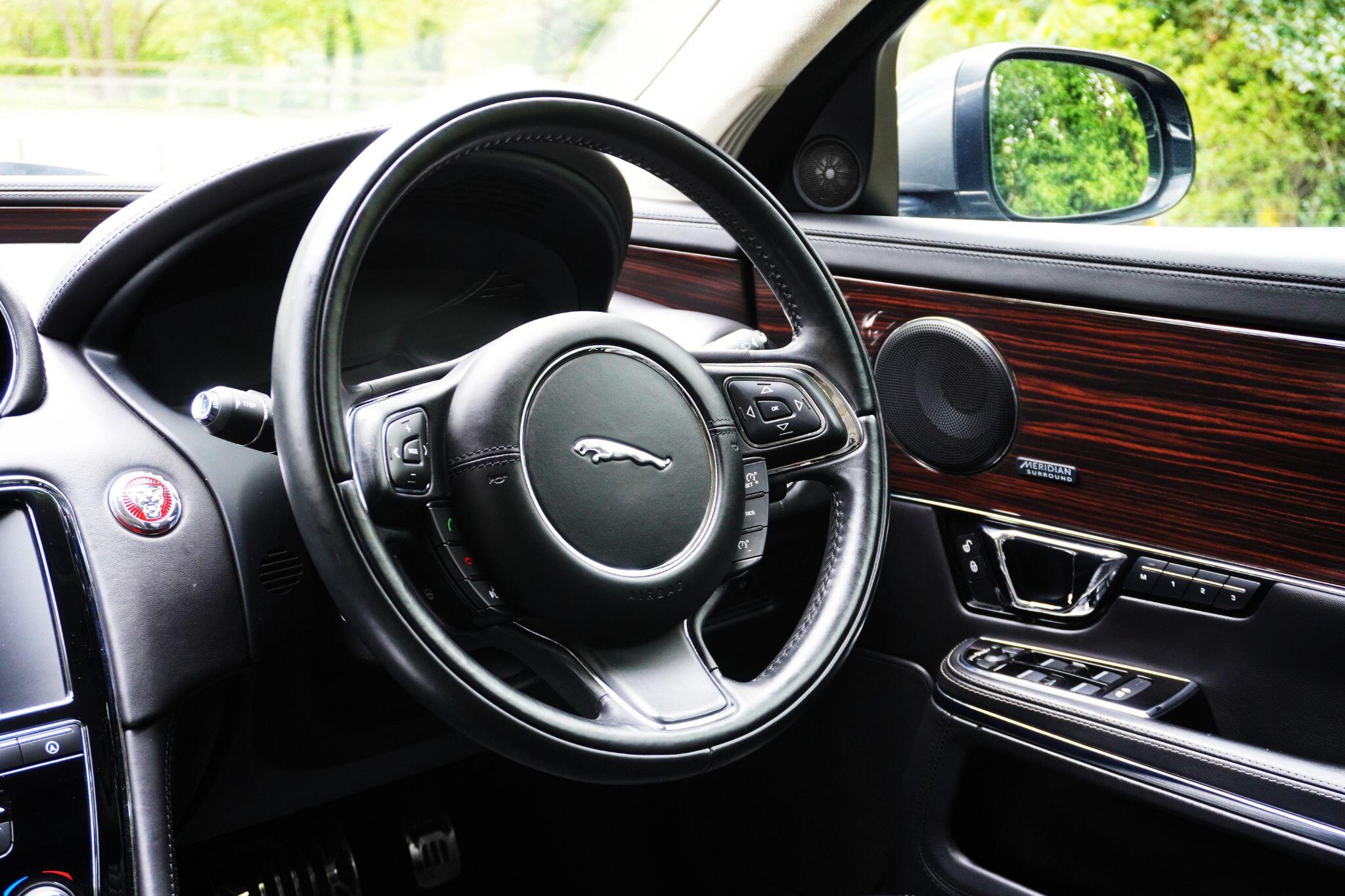 Jaguar XJ view 22