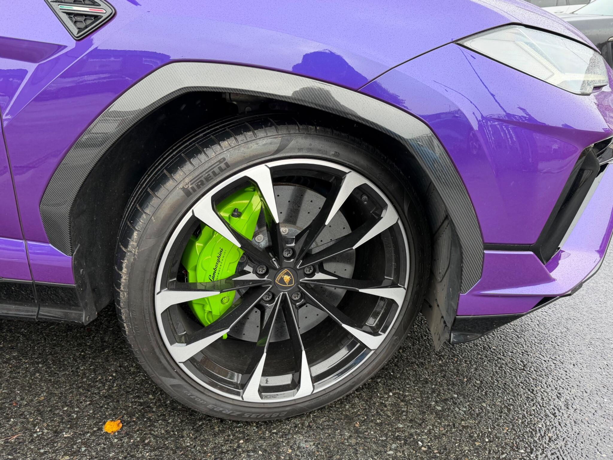 Lamborghini Urus view 3
