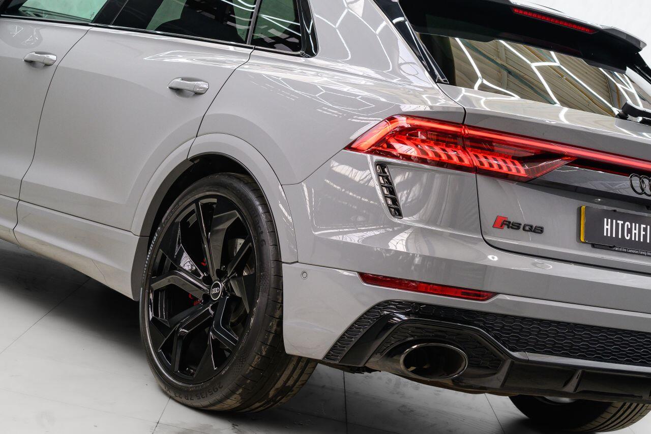 Audi RS Q8 view 10