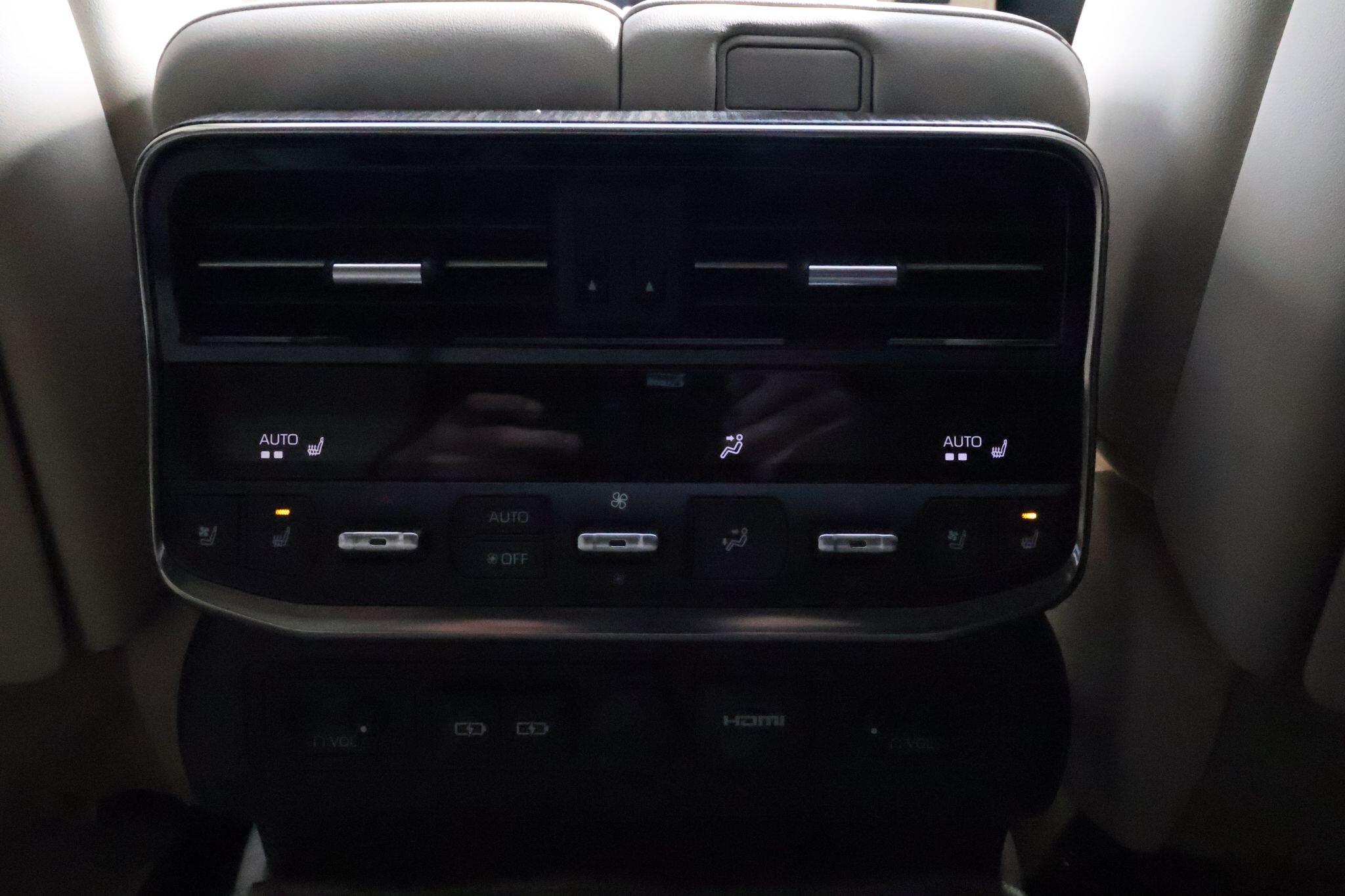 Toyota Land Cruiser view 34