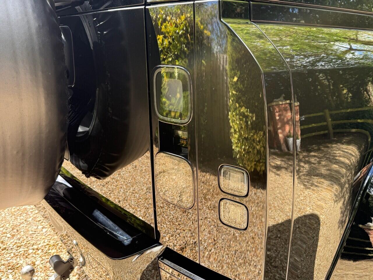 Land Rover Defender 110 view 17