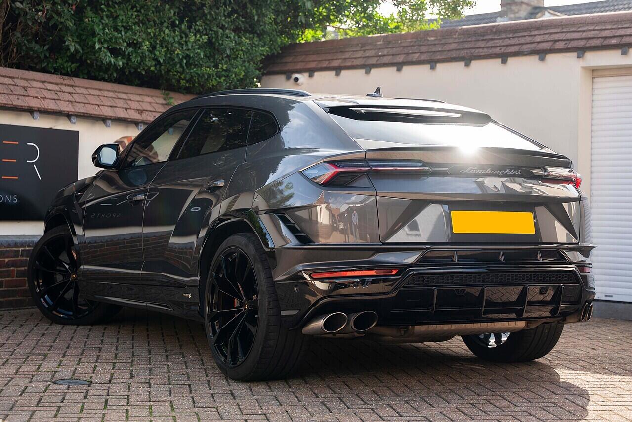 Lamborghini Urus view 4