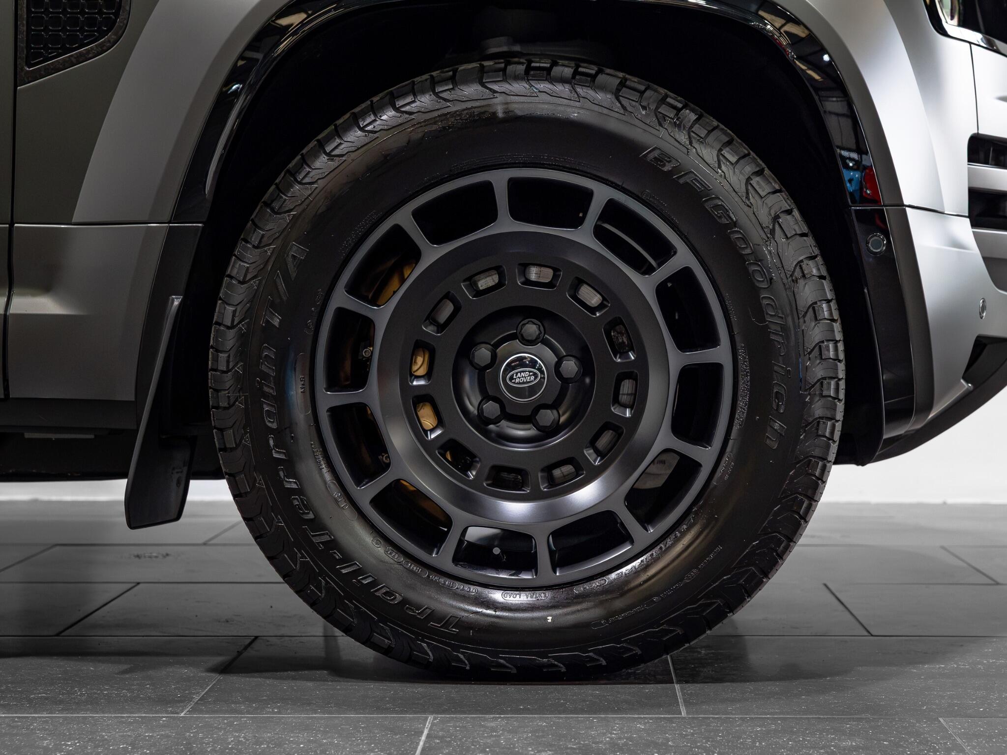 Land Rover Defender view 3