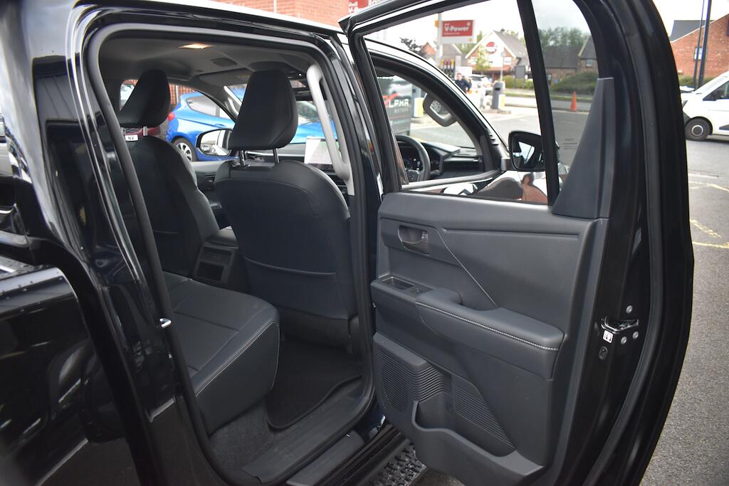 Toyota Hilux view 30