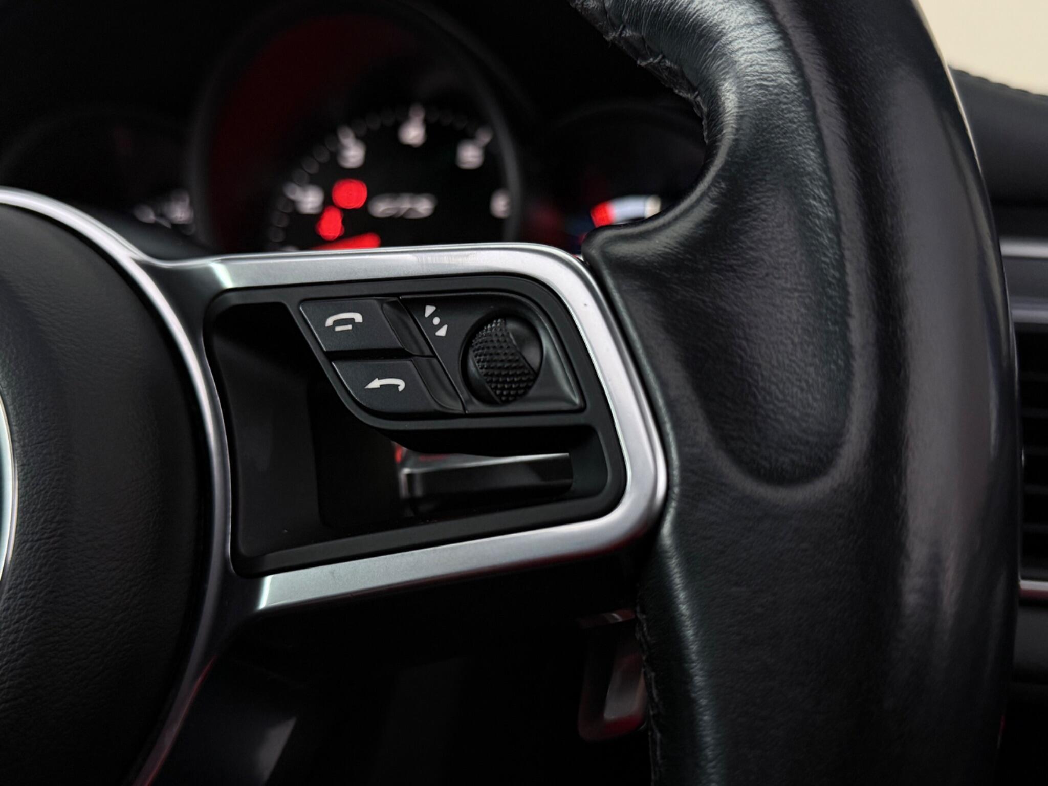 Porsche Macan view 28