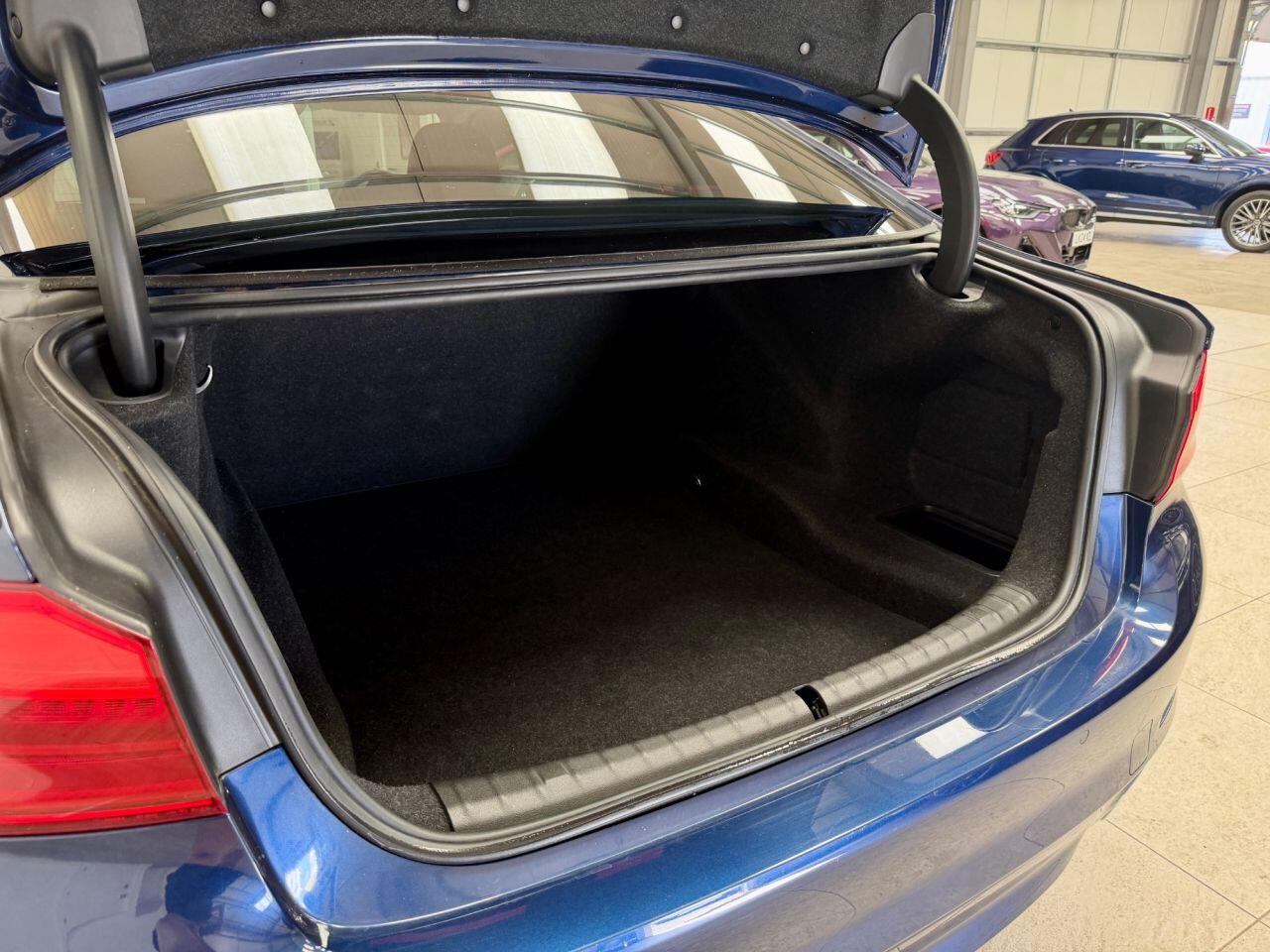 BMW 5 Series view 36