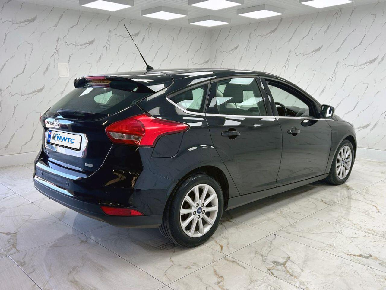 Ford Focus view 12