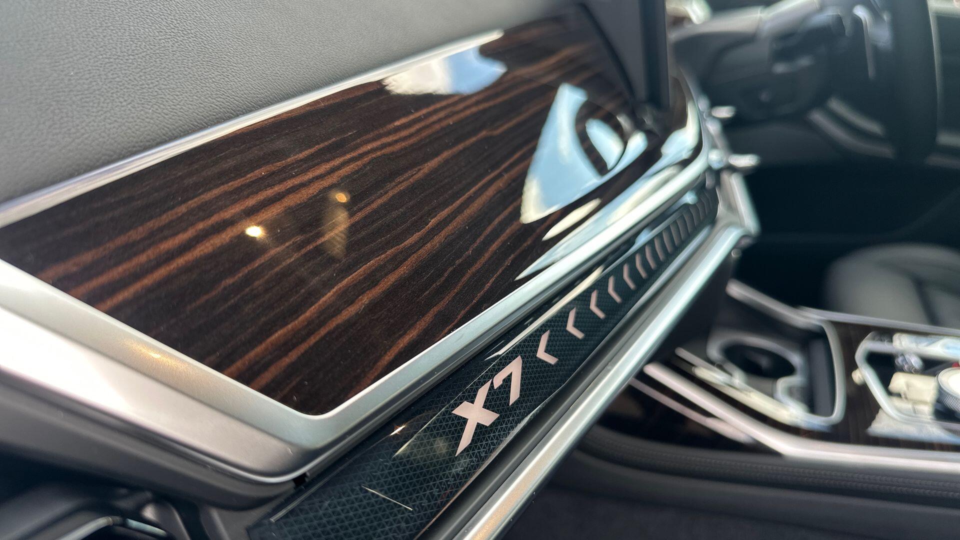 BMW X7 view 28