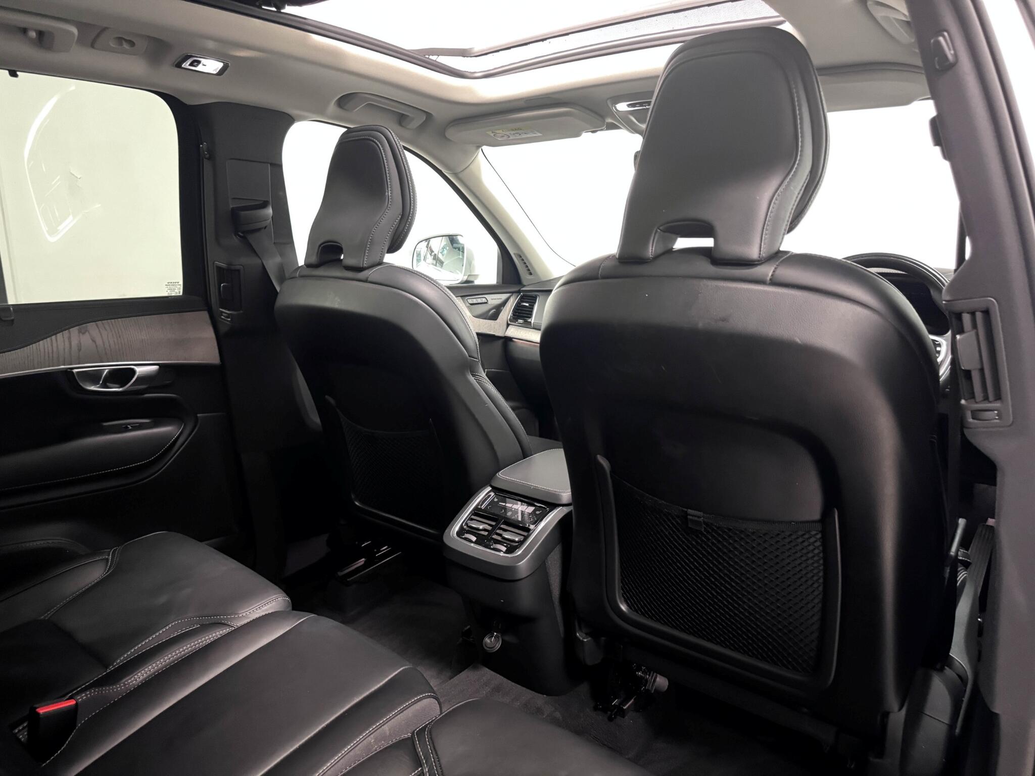 Volvo XC90 view 26