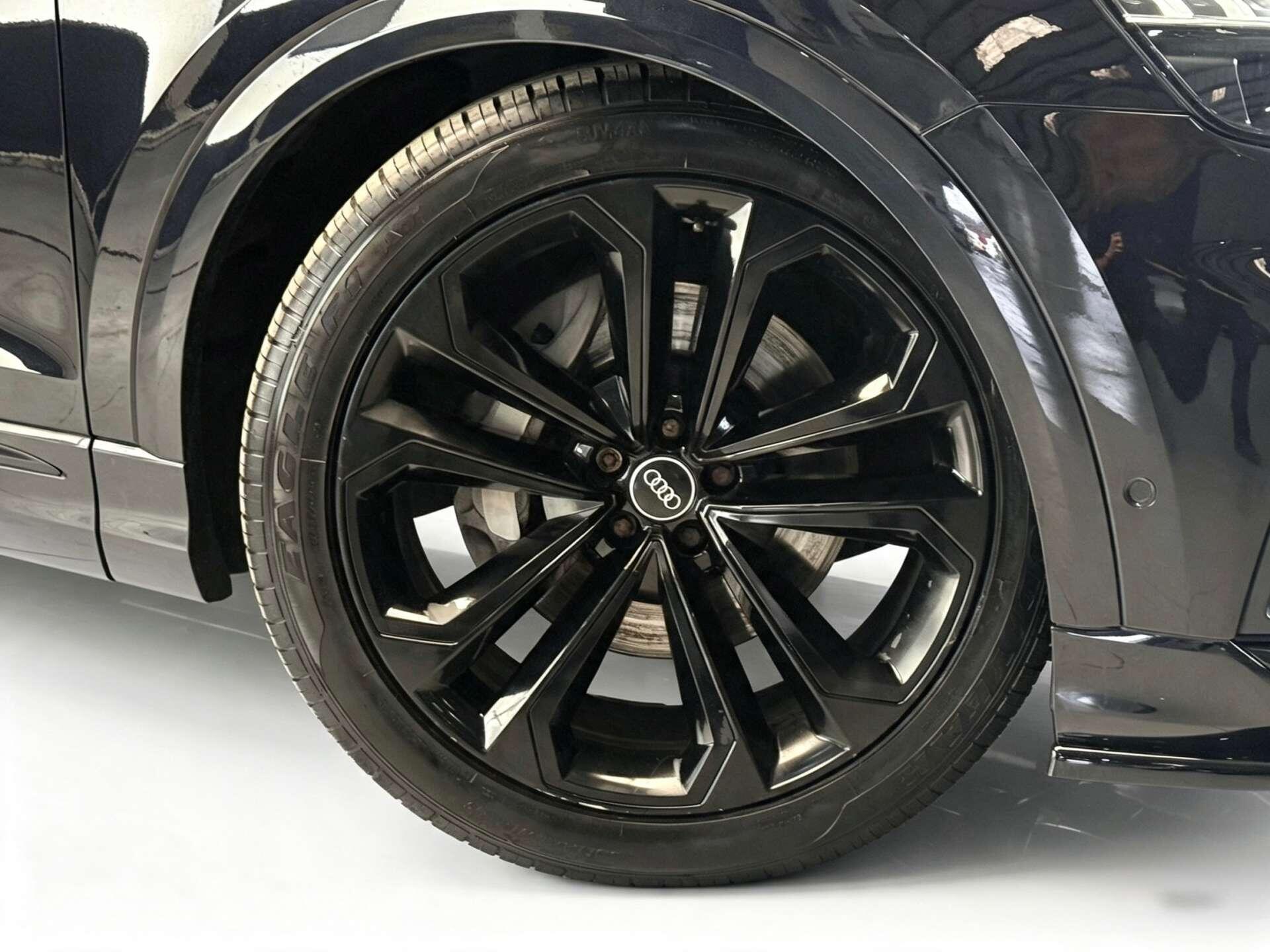 Audi Q8 view 3