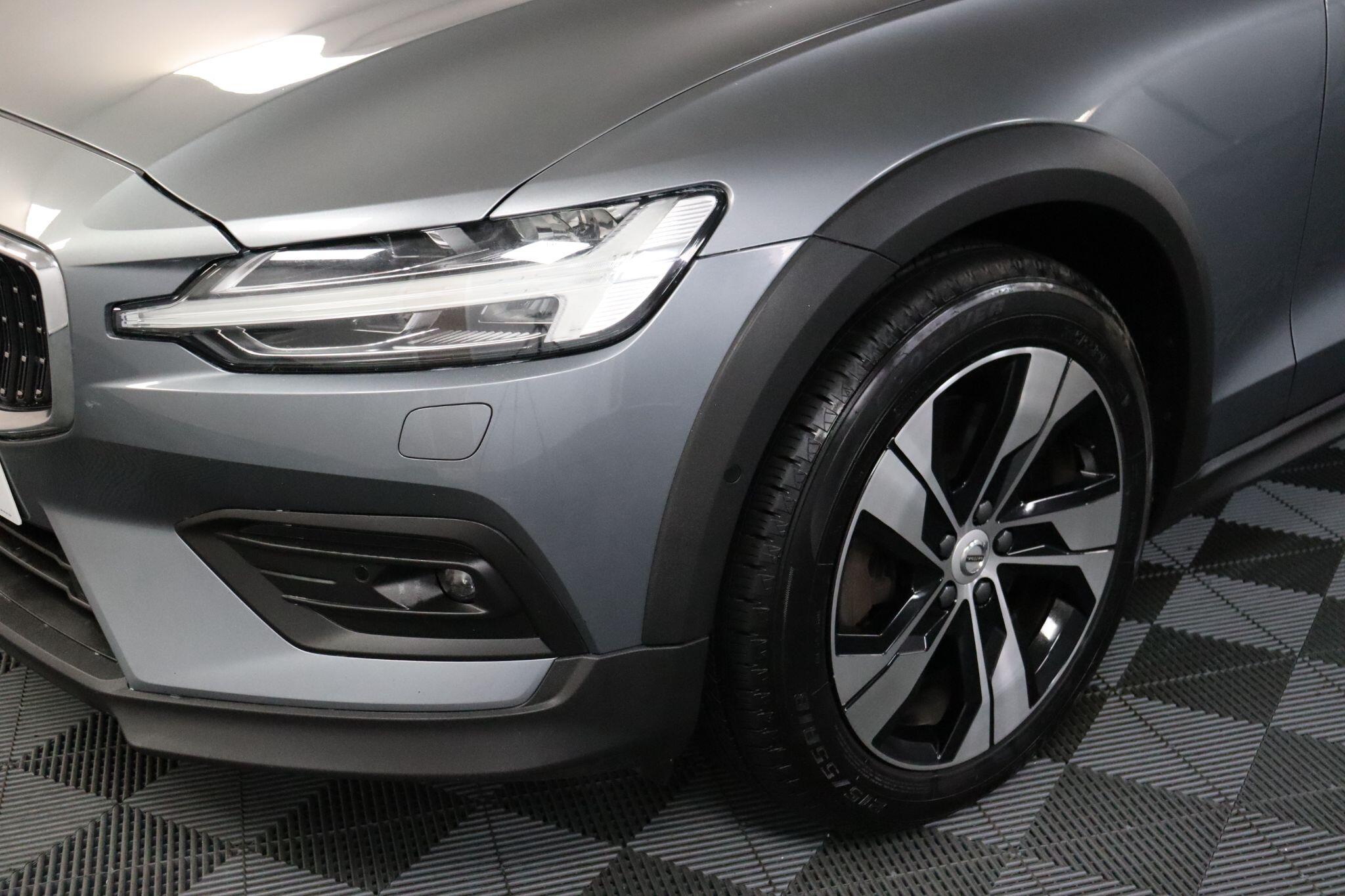Volvo V60 Cross Country view 31