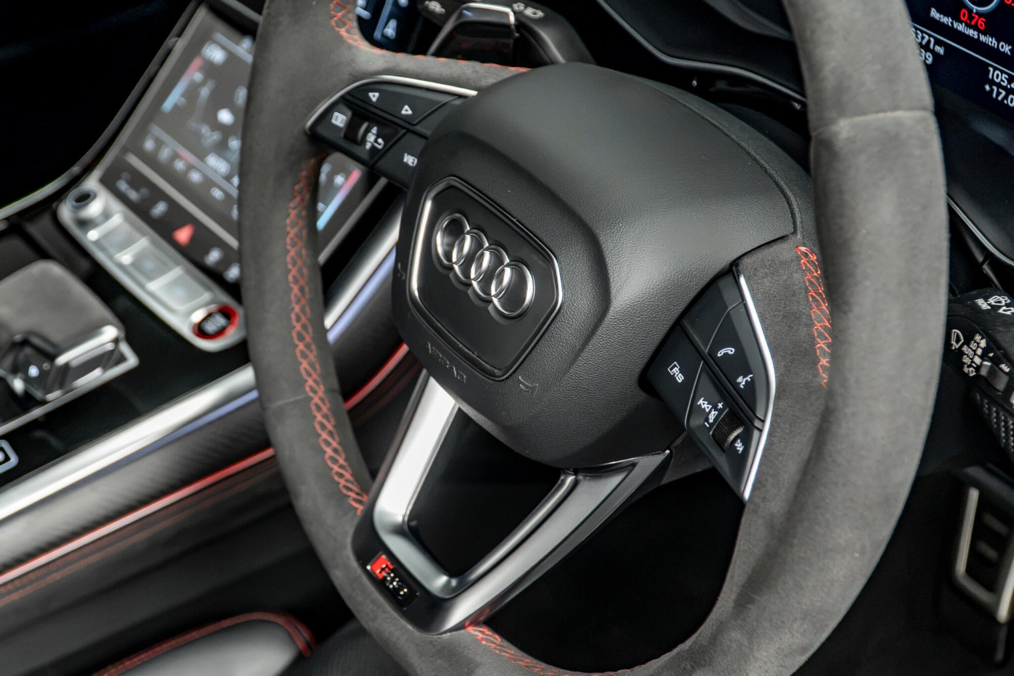 Audi RS Q8 view 36