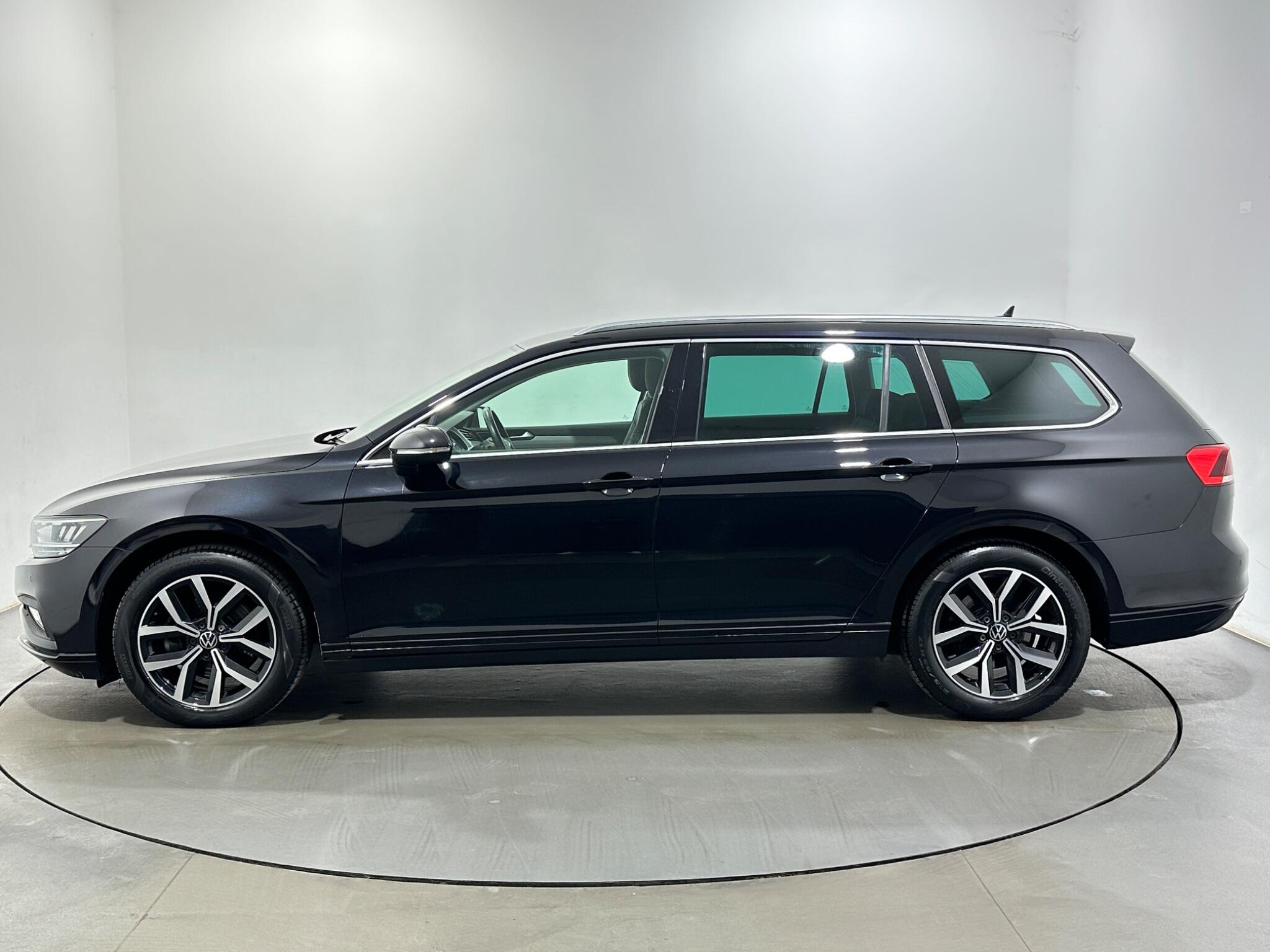 Volkswagen Passat view 5