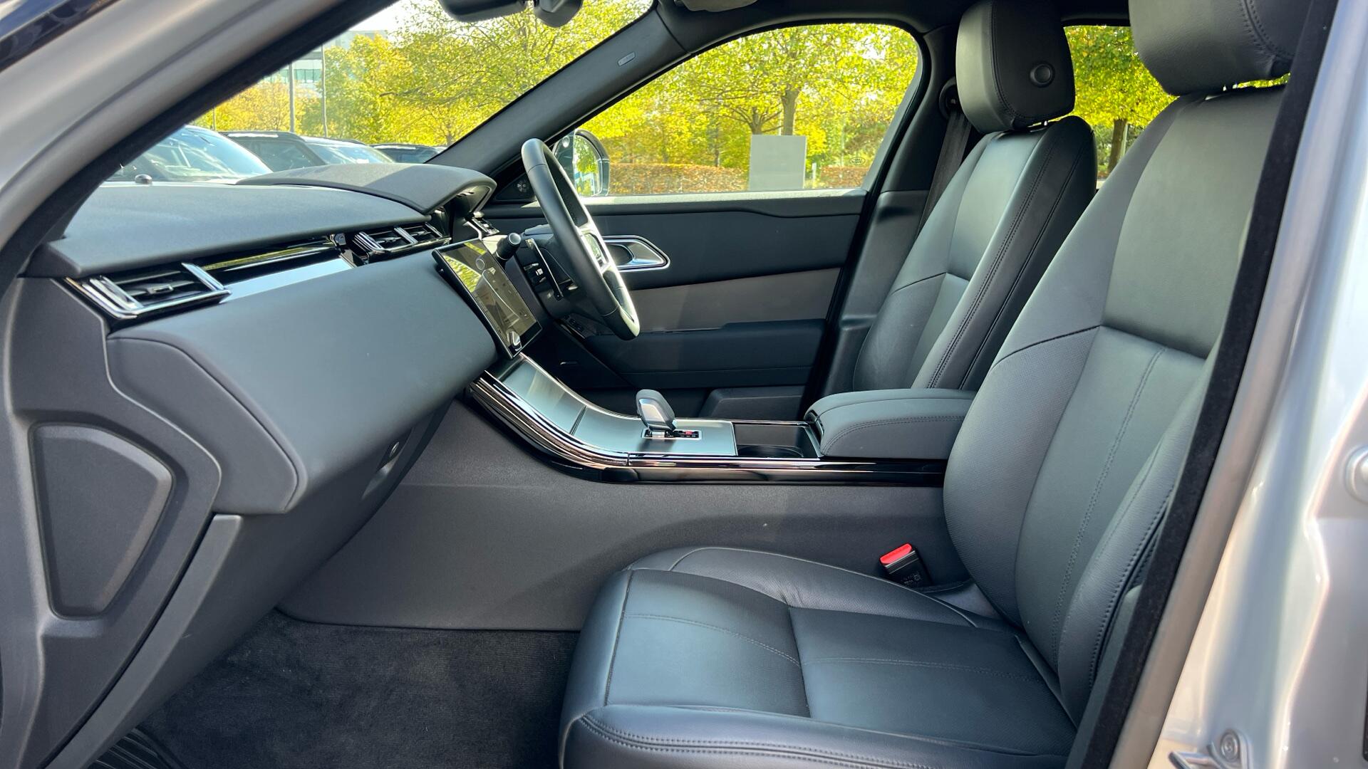 Land Rover Range Rover Velar view 3