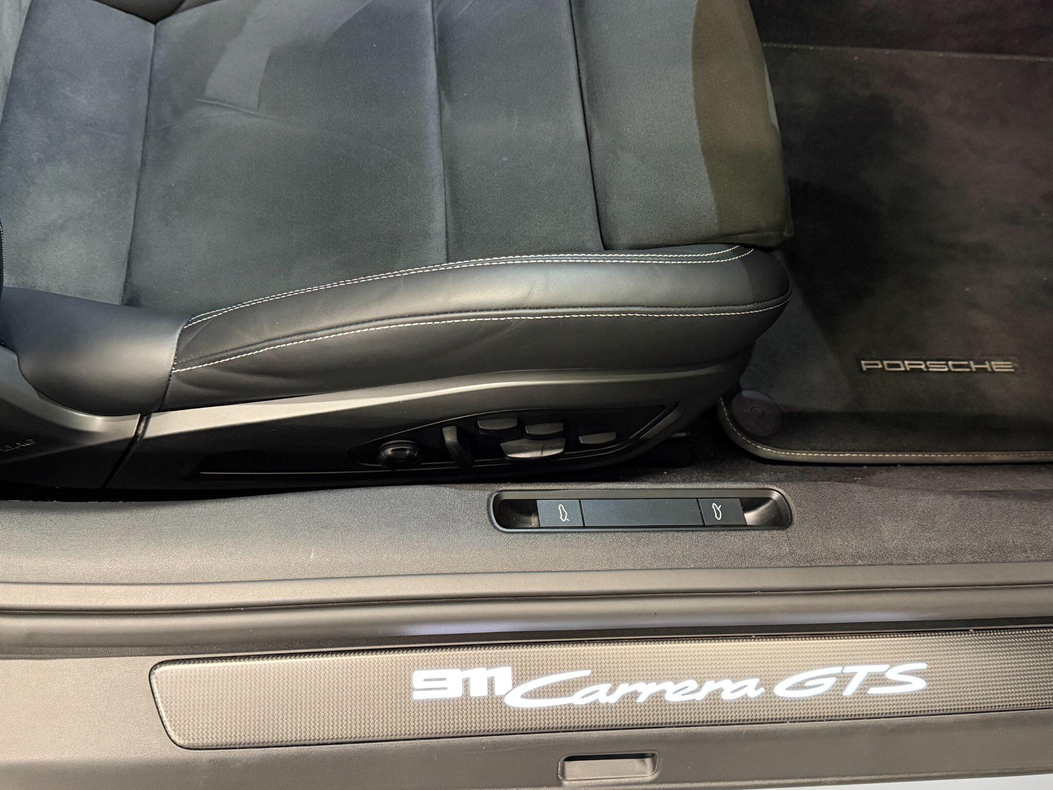 Porsche 911 view 42