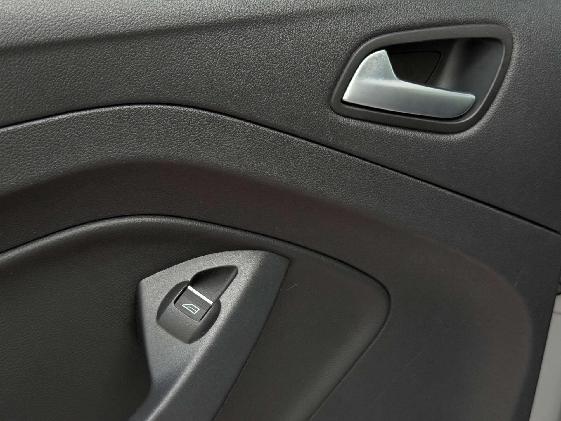 Ford Kuga view 34