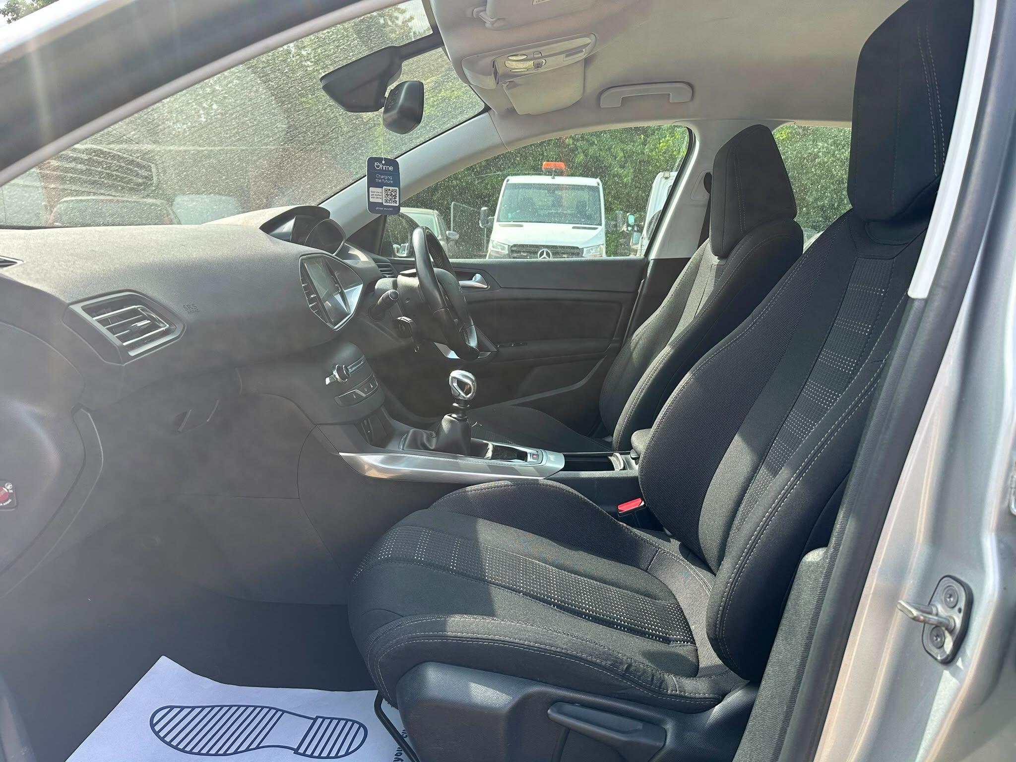 Peugeot 308 view 9