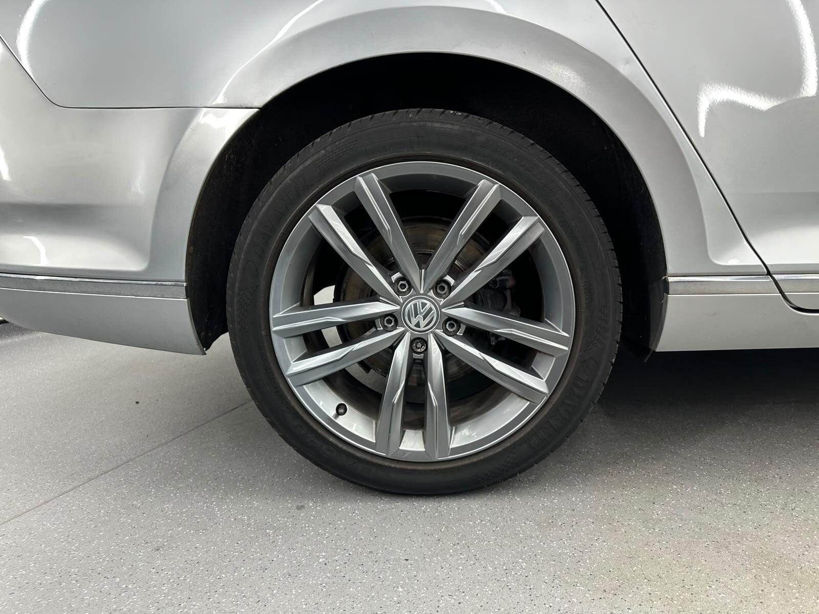 Volkswagen Passat view 19