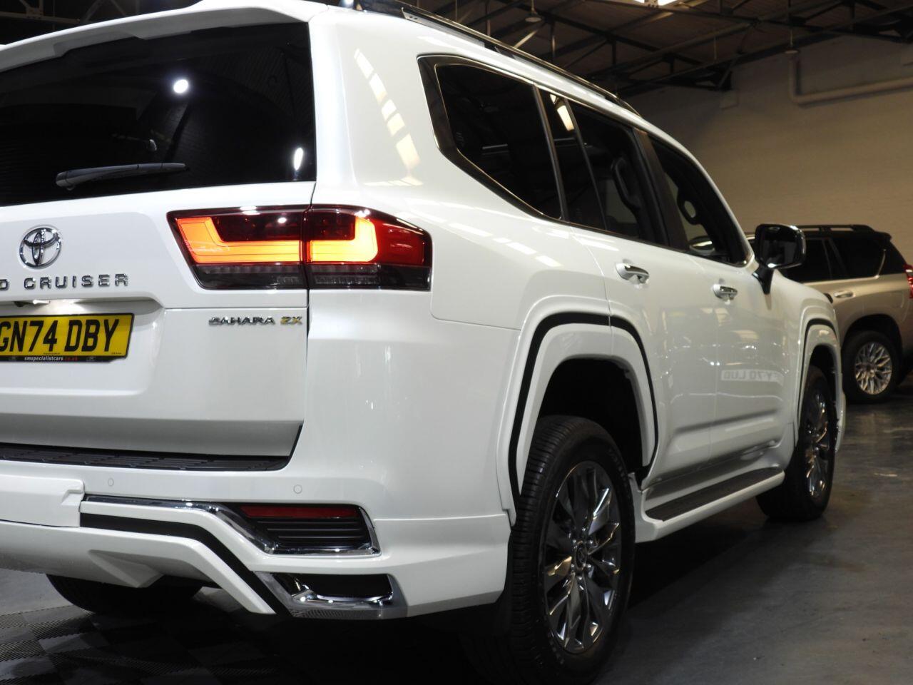 Toyota Land Cruiser view 3