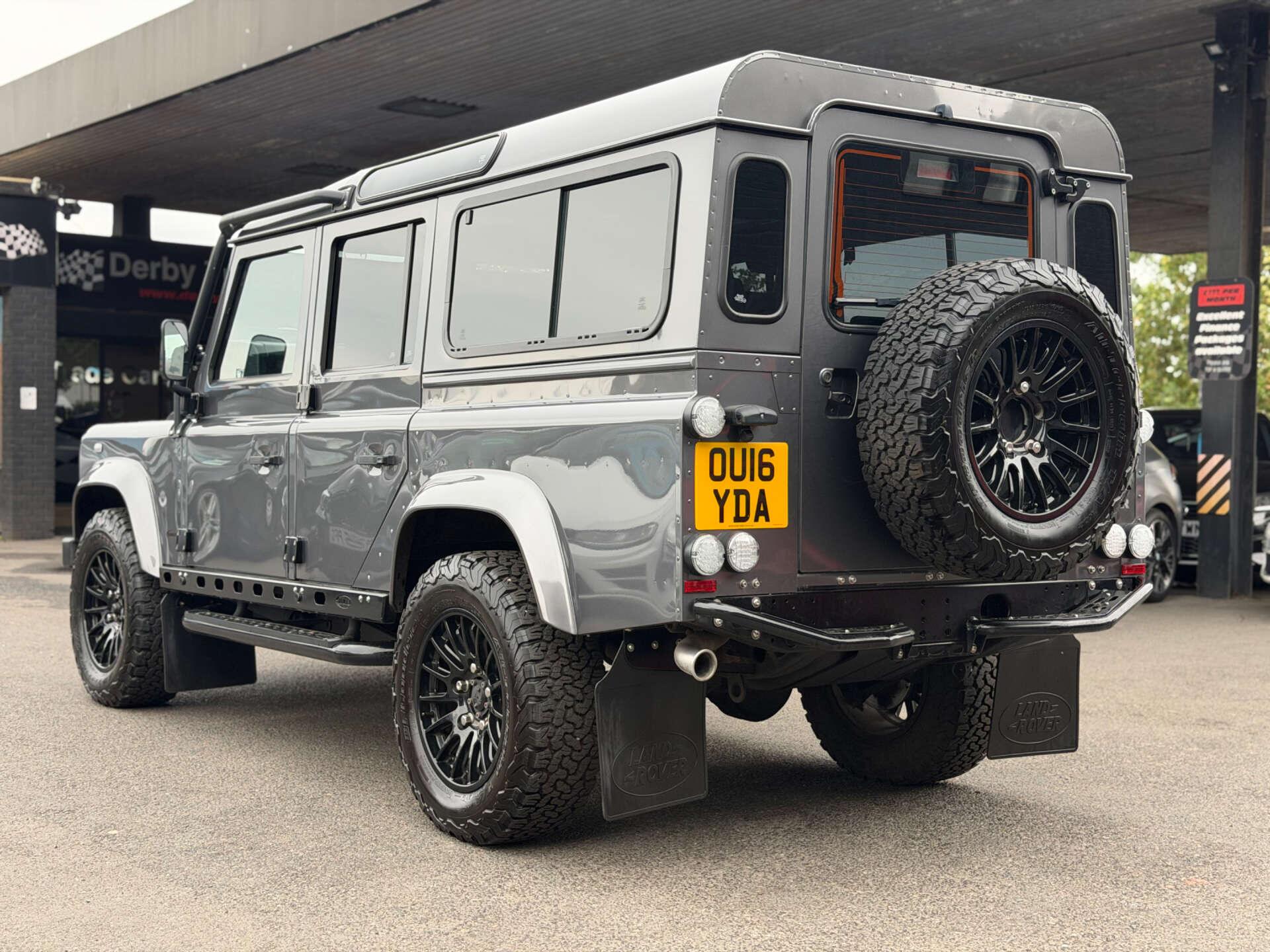 Land Rover Defender 110 view 8