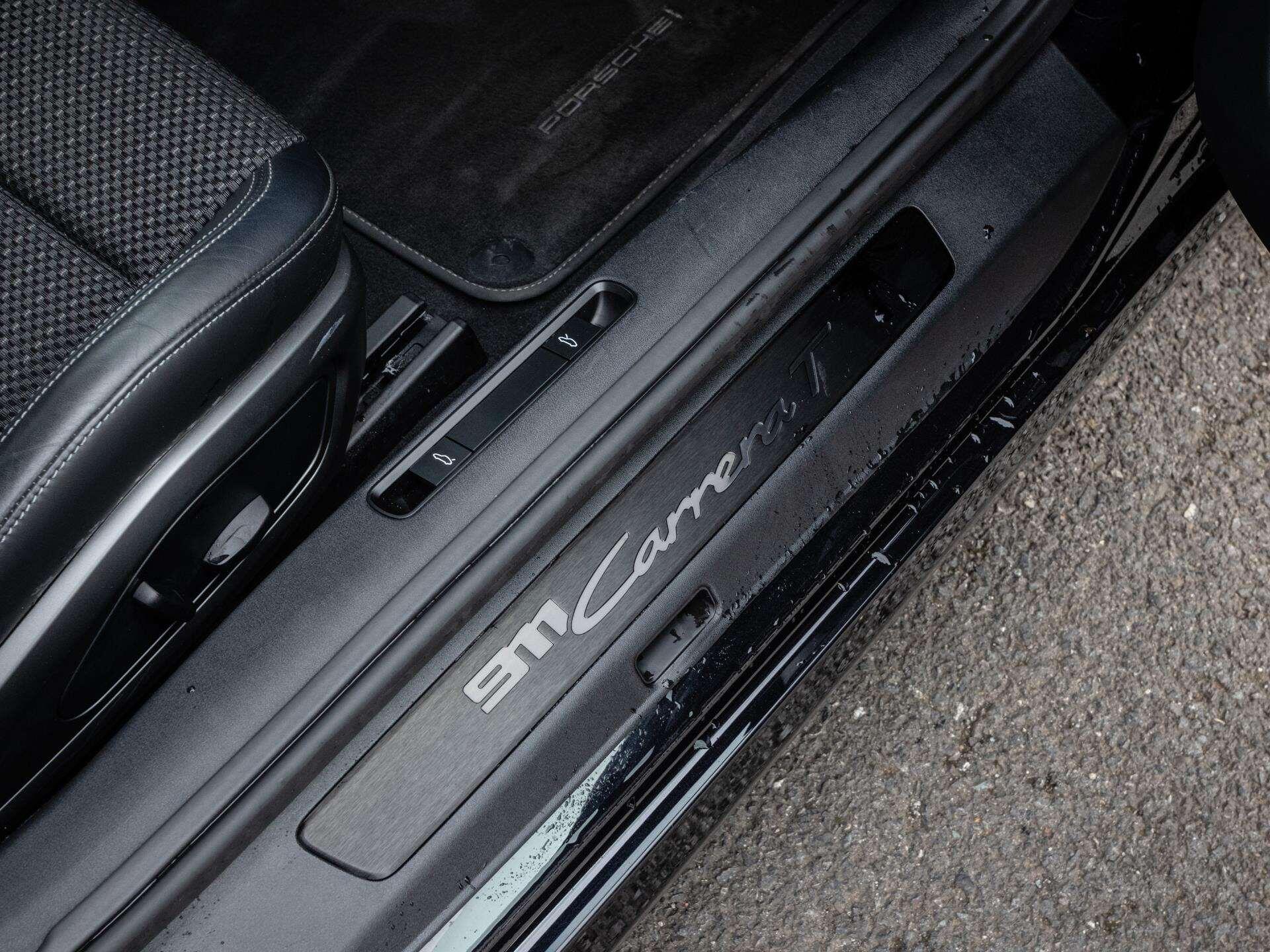 Porsche 911 view 34