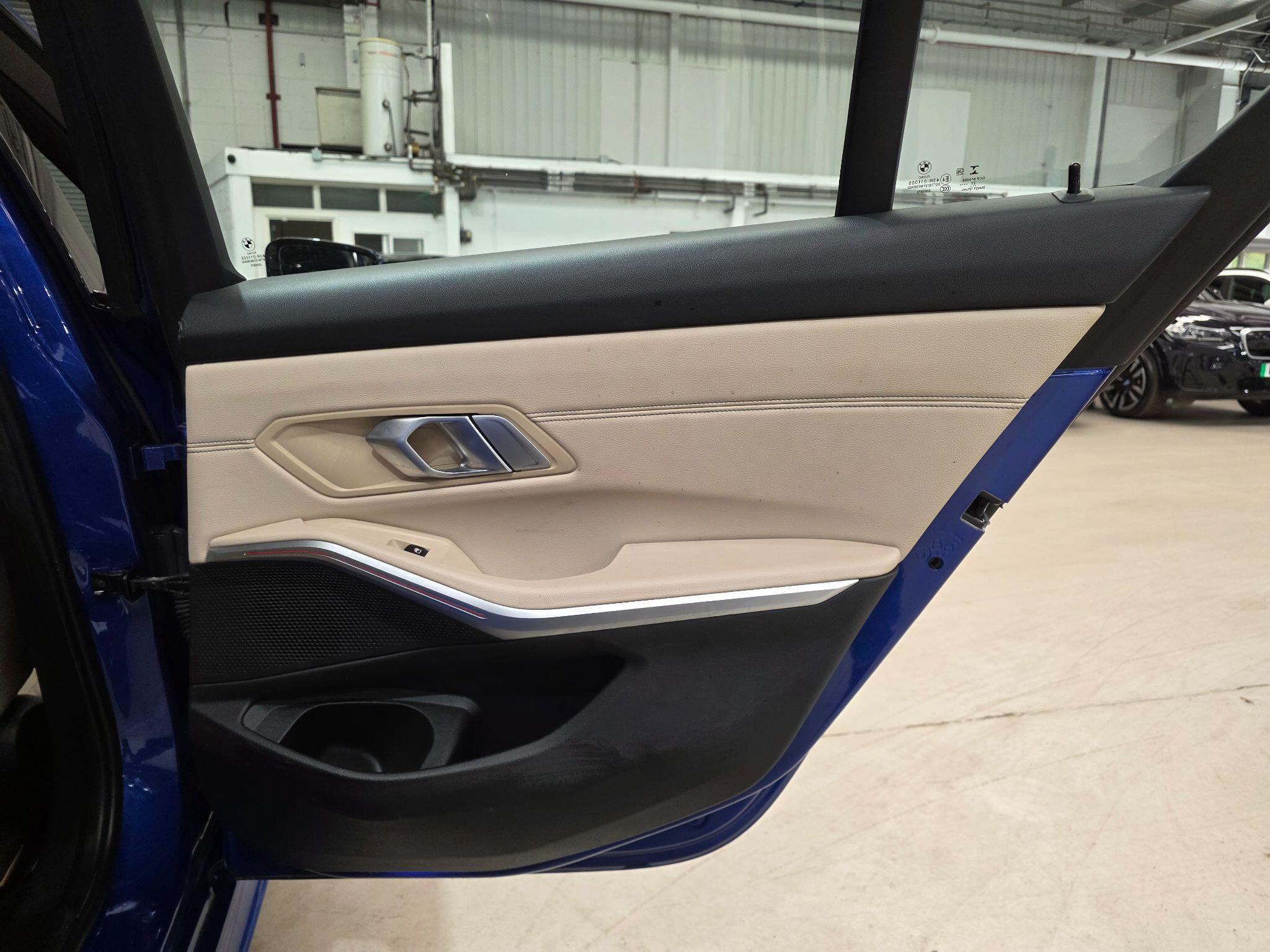 BMW 3 Series view 25