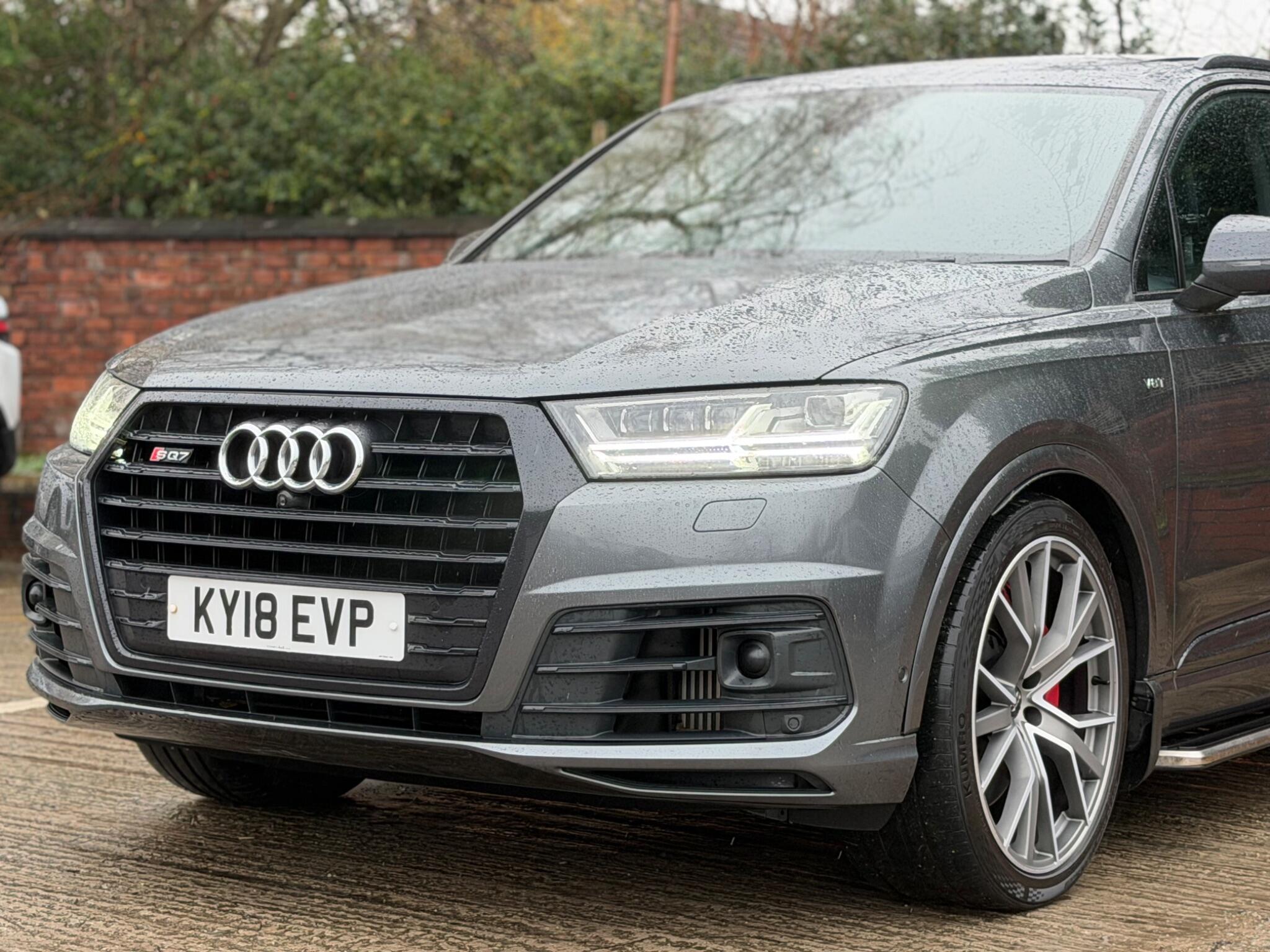 Audi SQ7 view 8