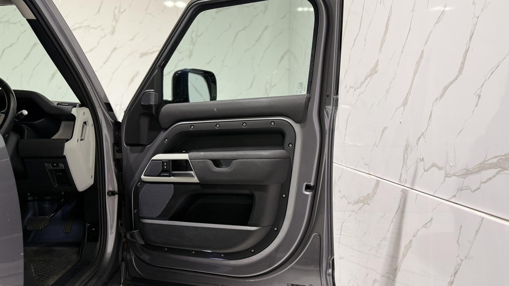 Land Rover Defender view 35